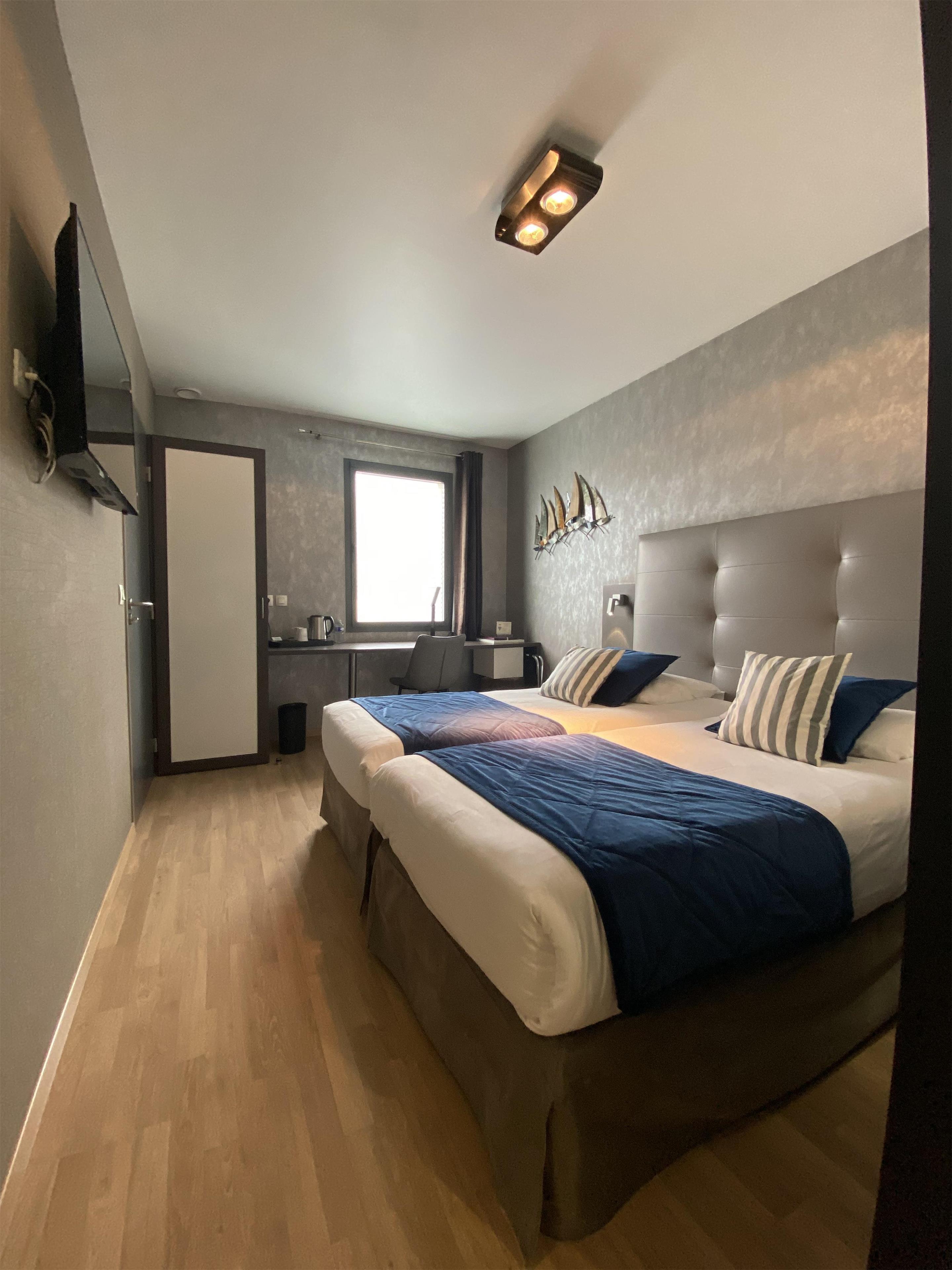 Room Queen Size Bed
