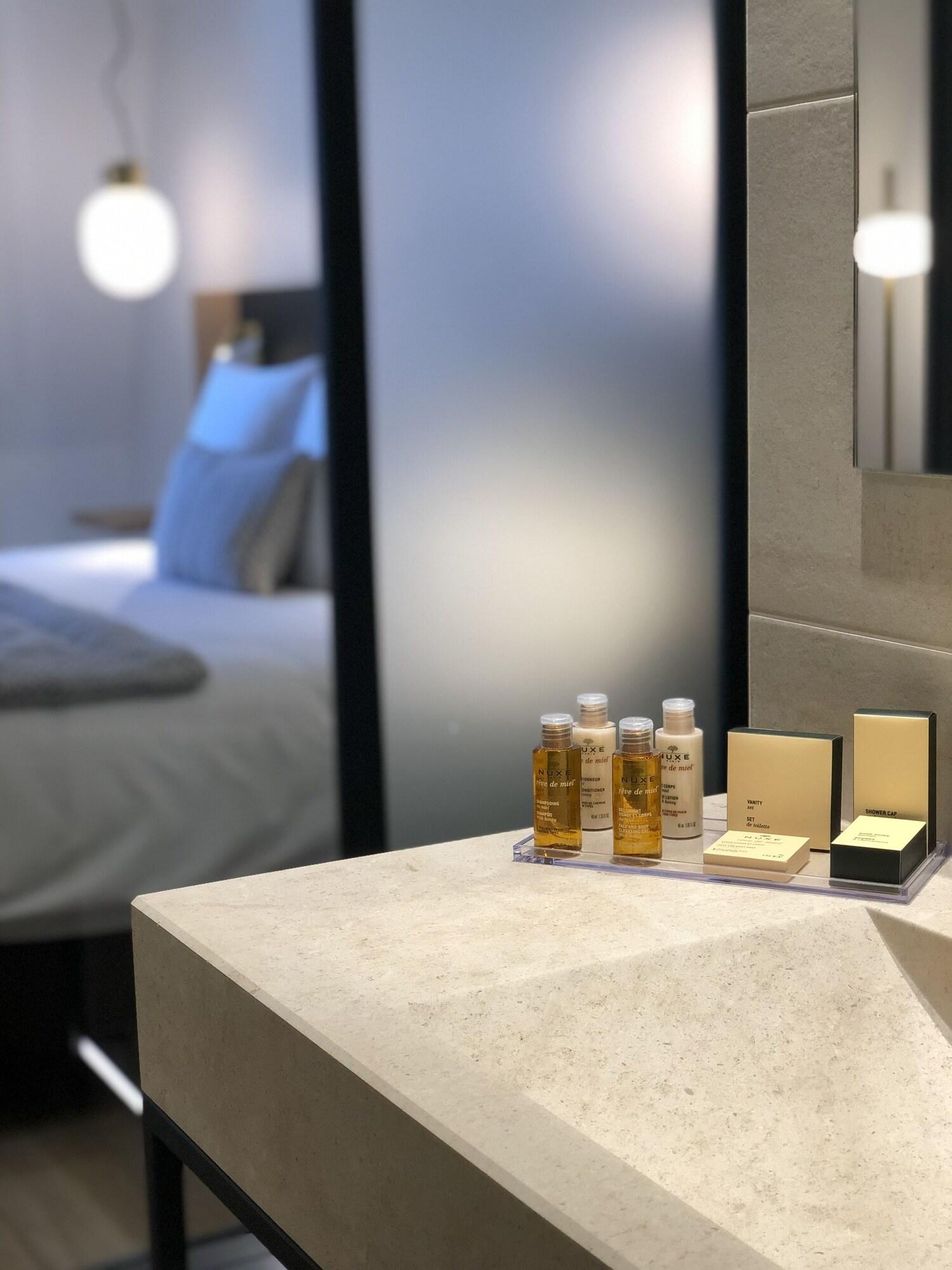 Junior Suite Queen Size Bed