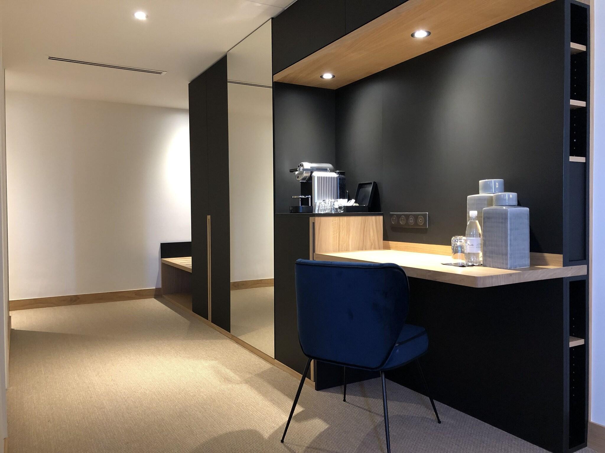 Junior Suite Queen Size Bed