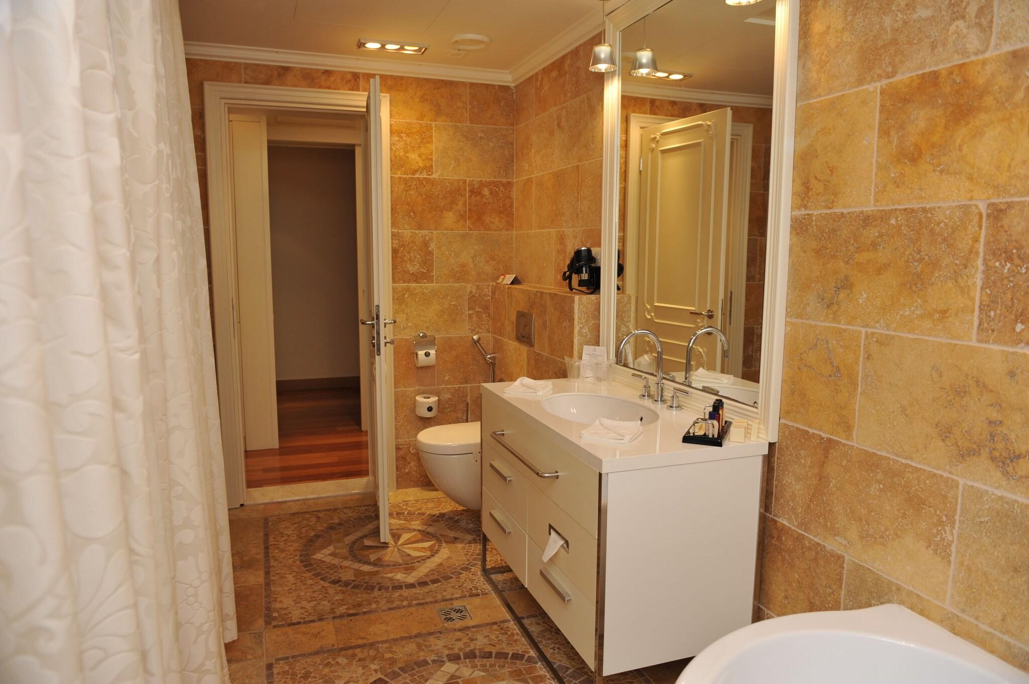 Suite Deluxe Queen Bed