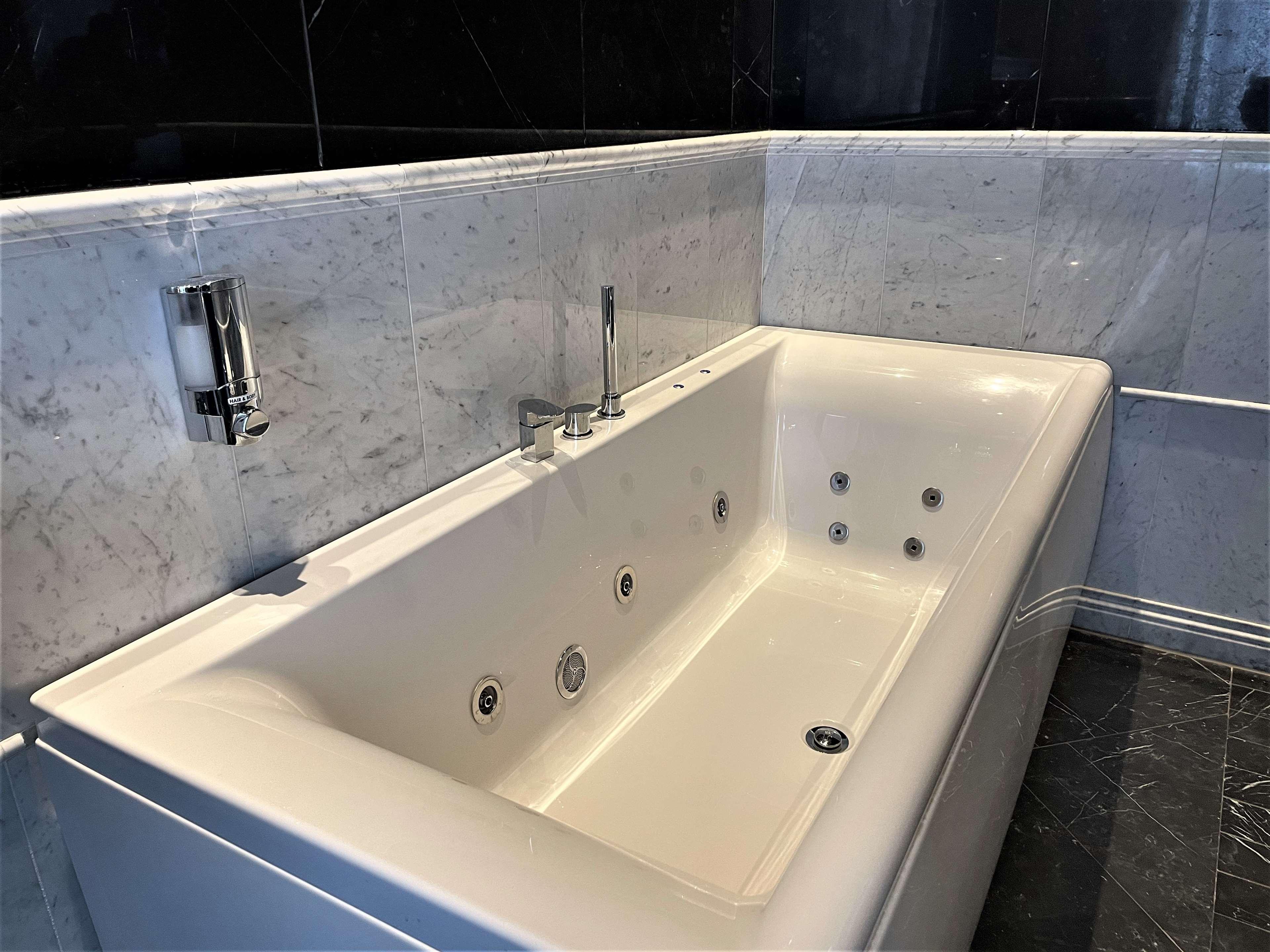 Junior Suite Queen Size Bed