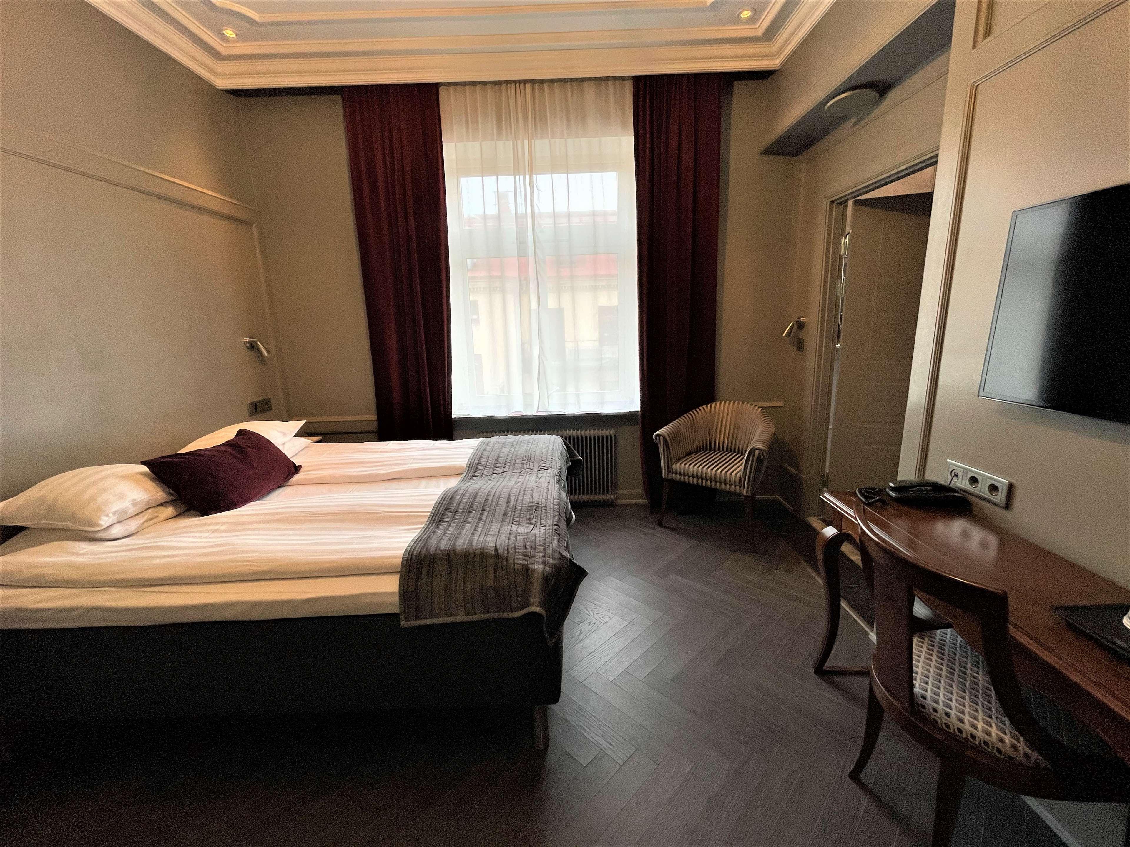 Junior Suite Queen Size Bed