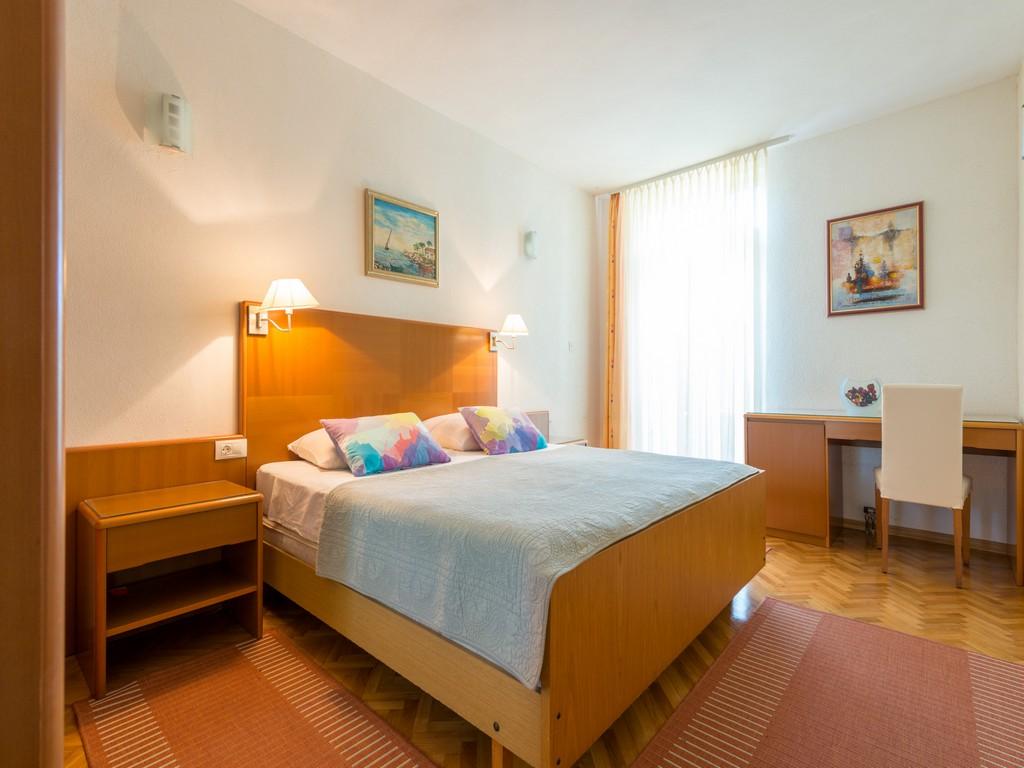 Apartment Capacity 6