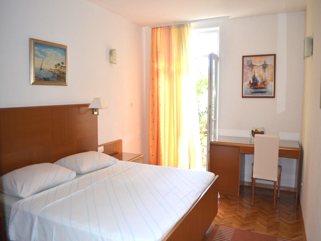 Apartment Capacity 6