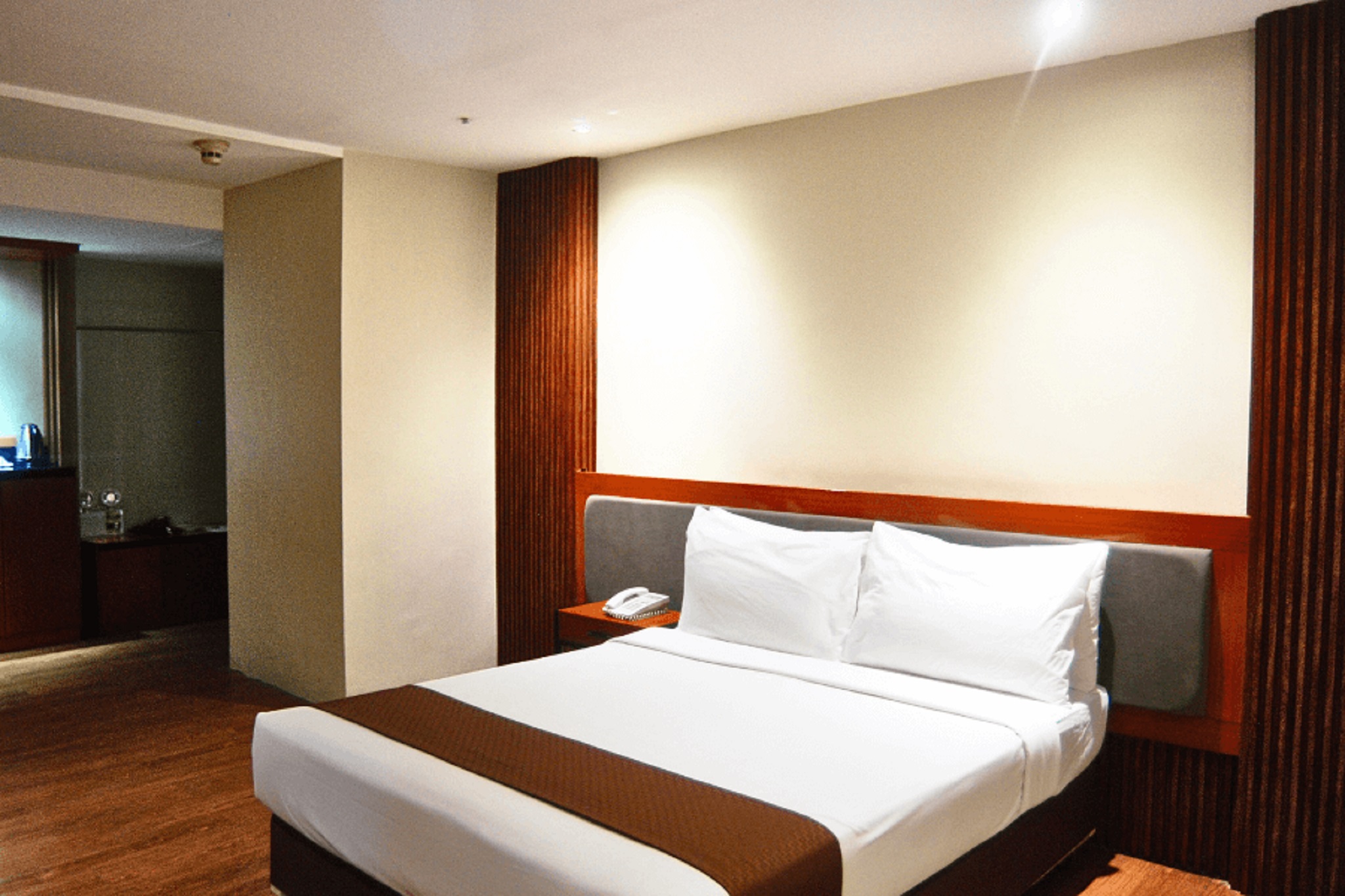 Junior Suite Queen Size Bed