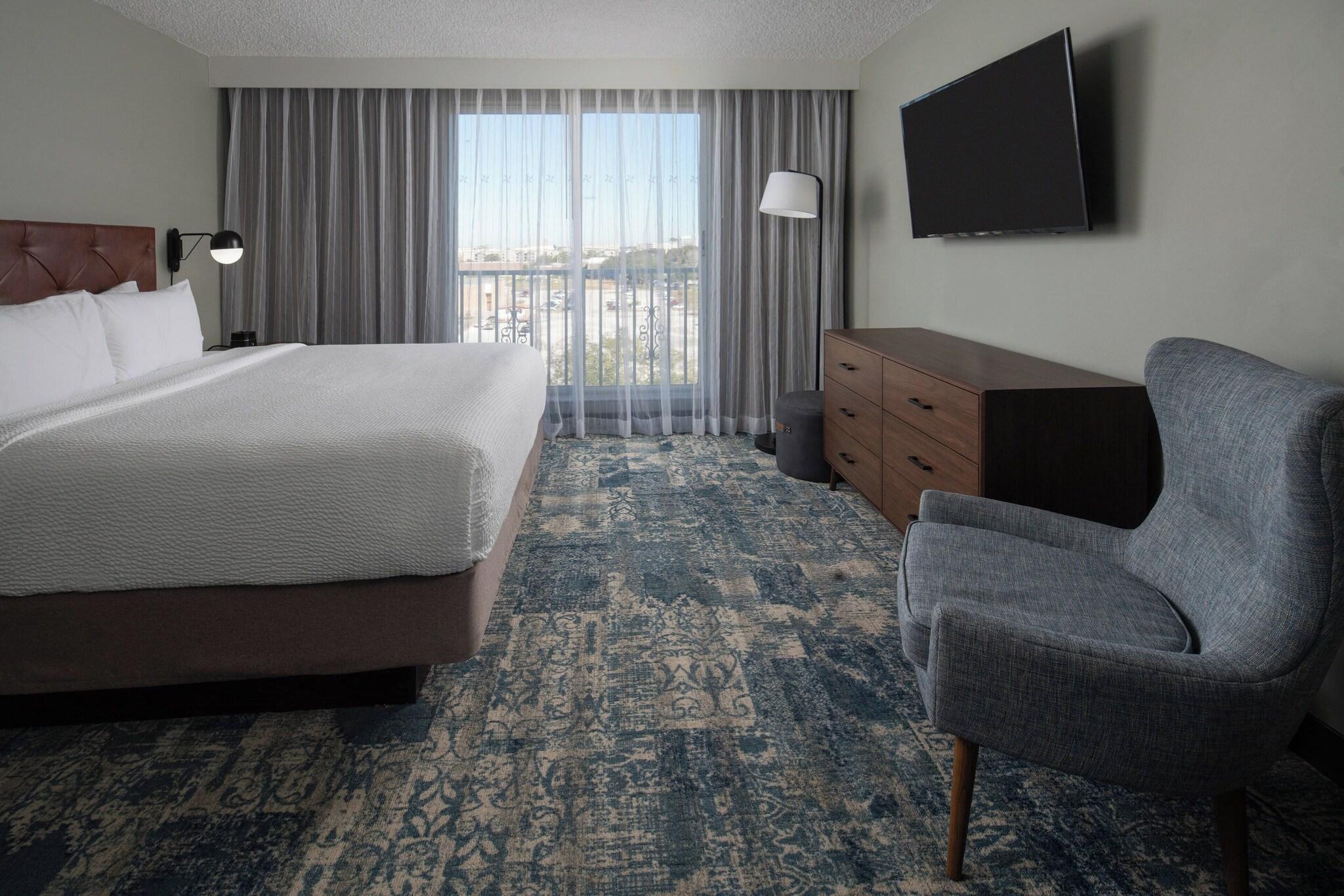 Suite Accessible King Size Bed
