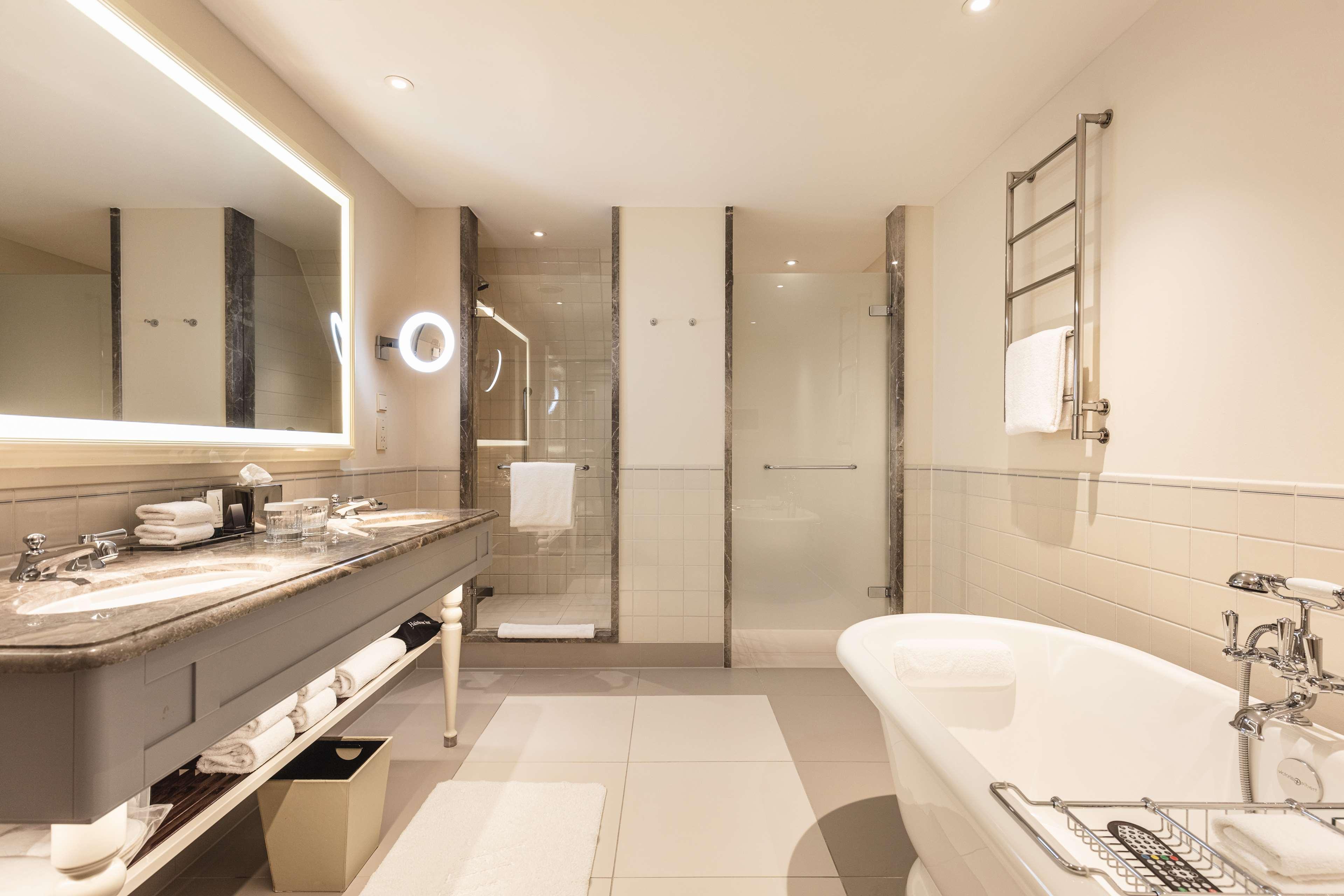 Double Deluxe King Bed