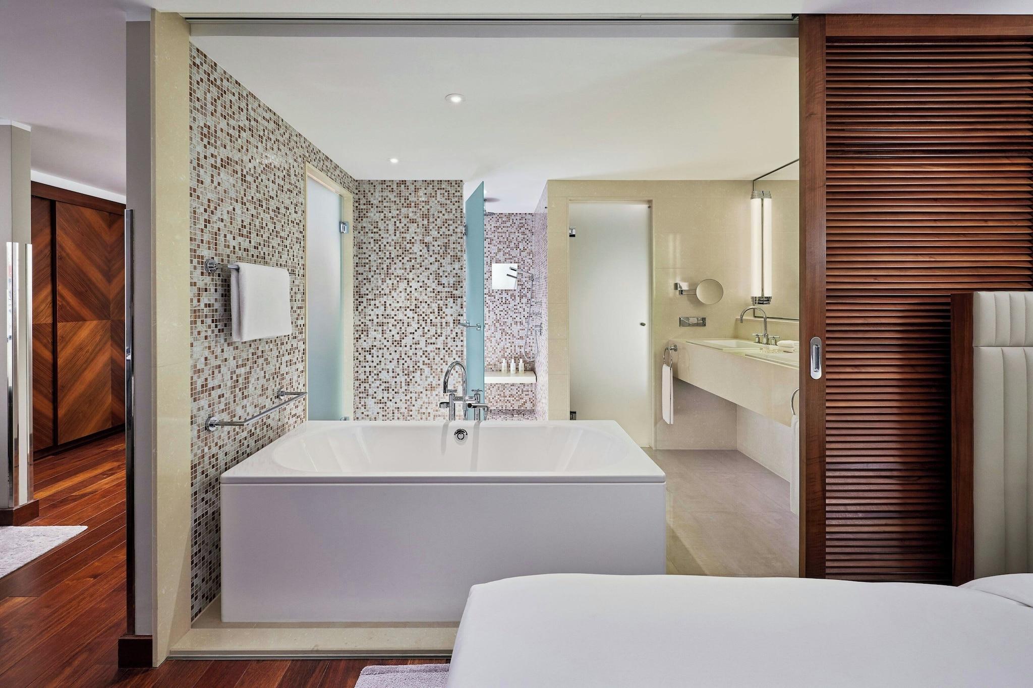 Junior Suite King Size Bed