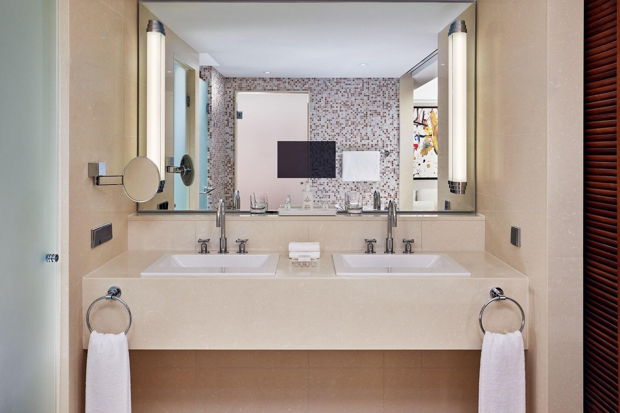 Double Deluxe King Bed