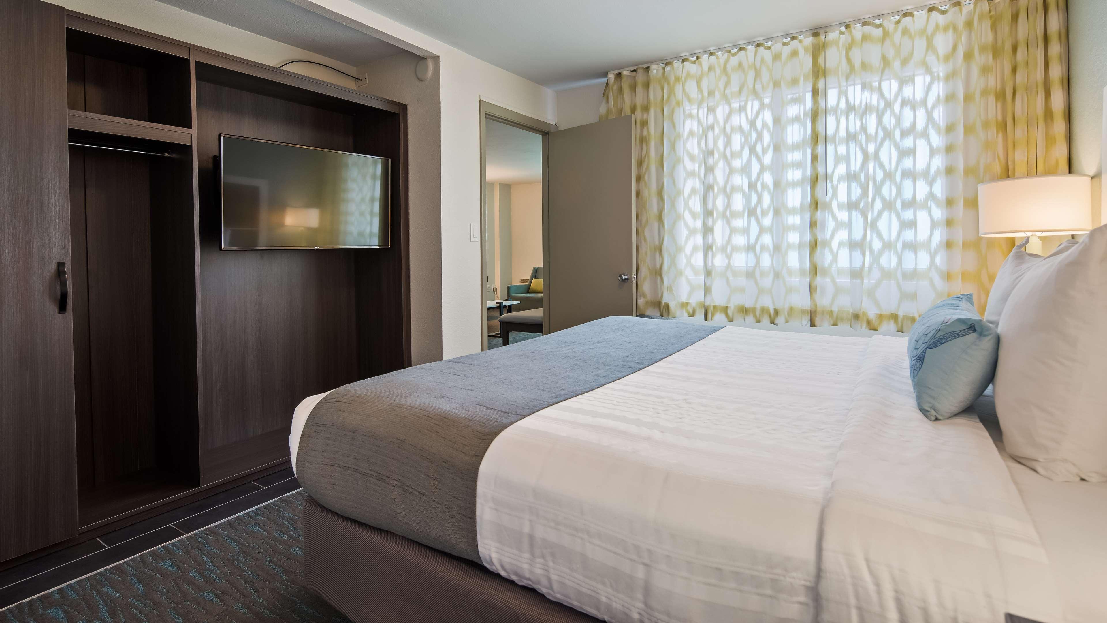 Suite Ocean Front King Bed