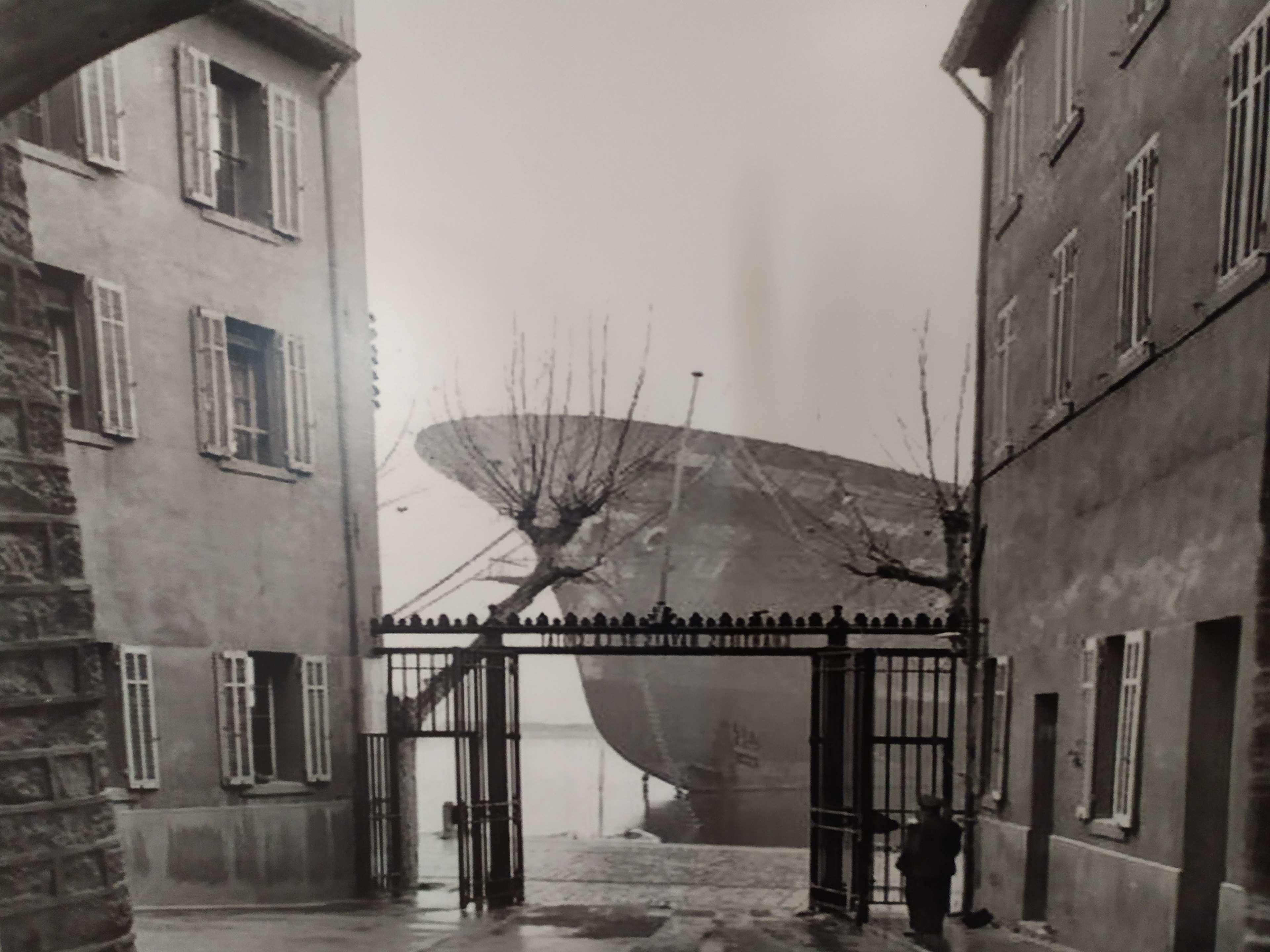 Junior Suite Queen Size Bed