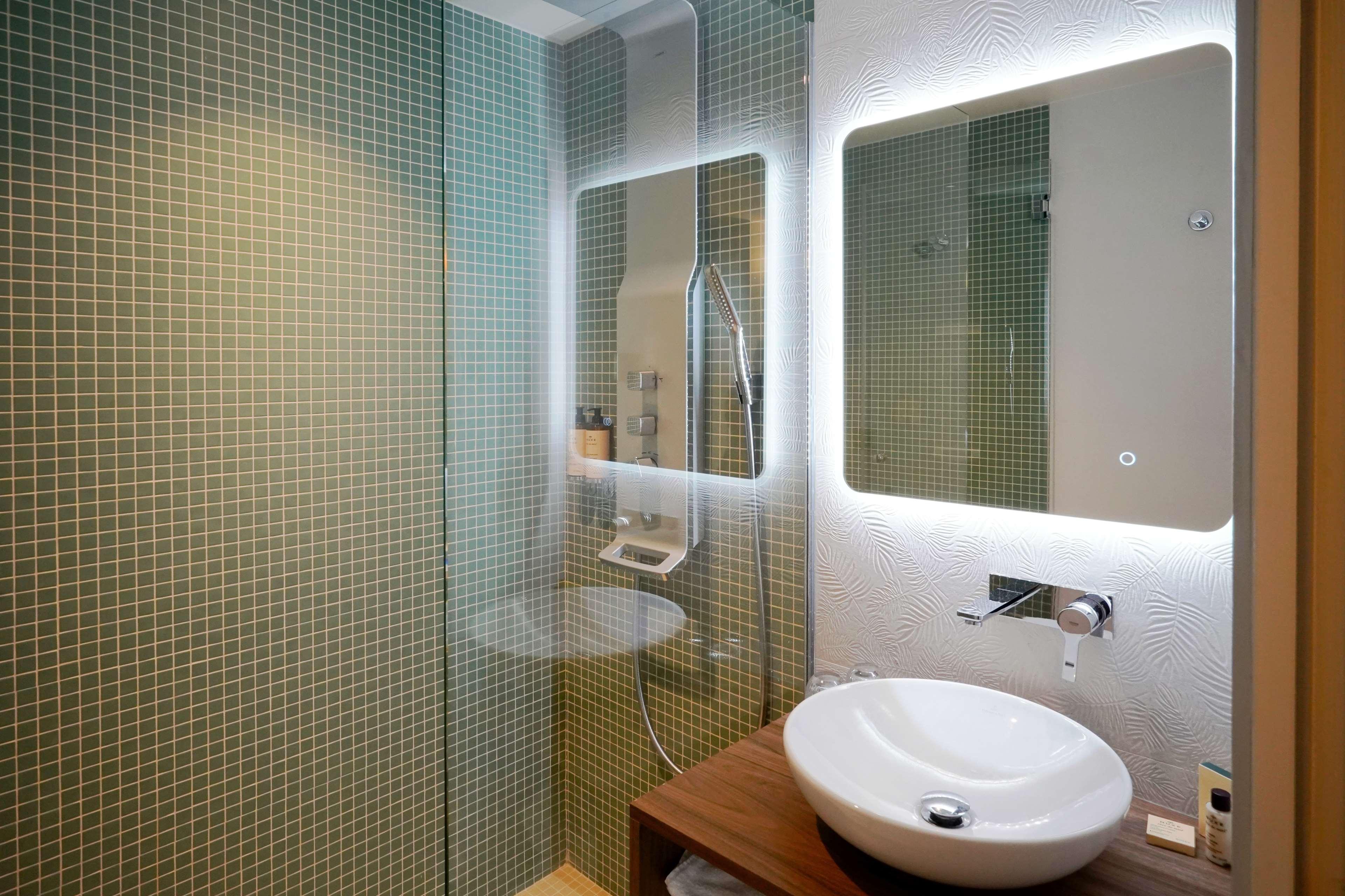 Junior Suite Queen Size Bed