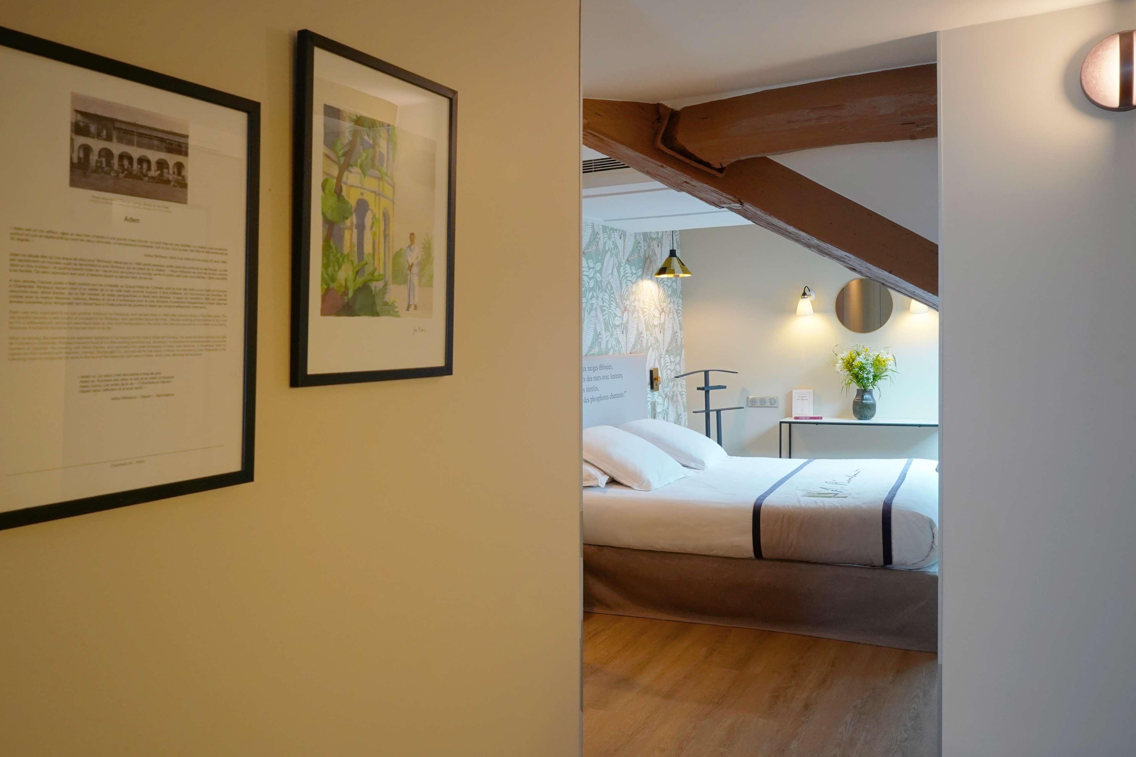 Junior Suite Queen Size Bed