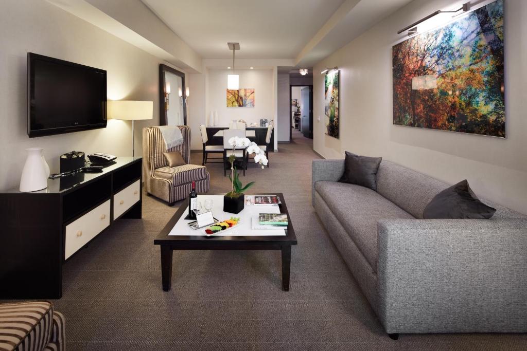 Suite King Size Bed