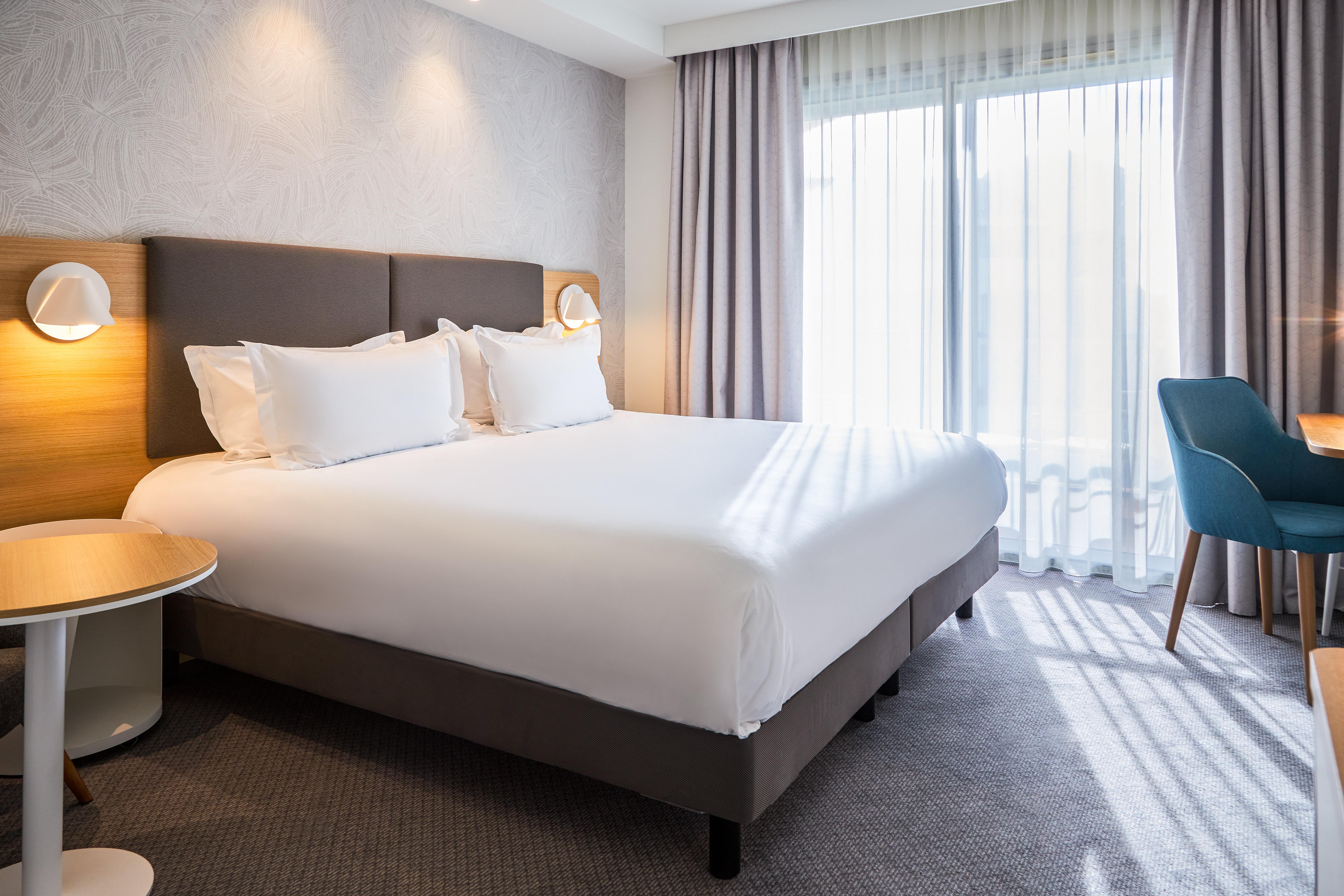 Suite Pool View King Bed