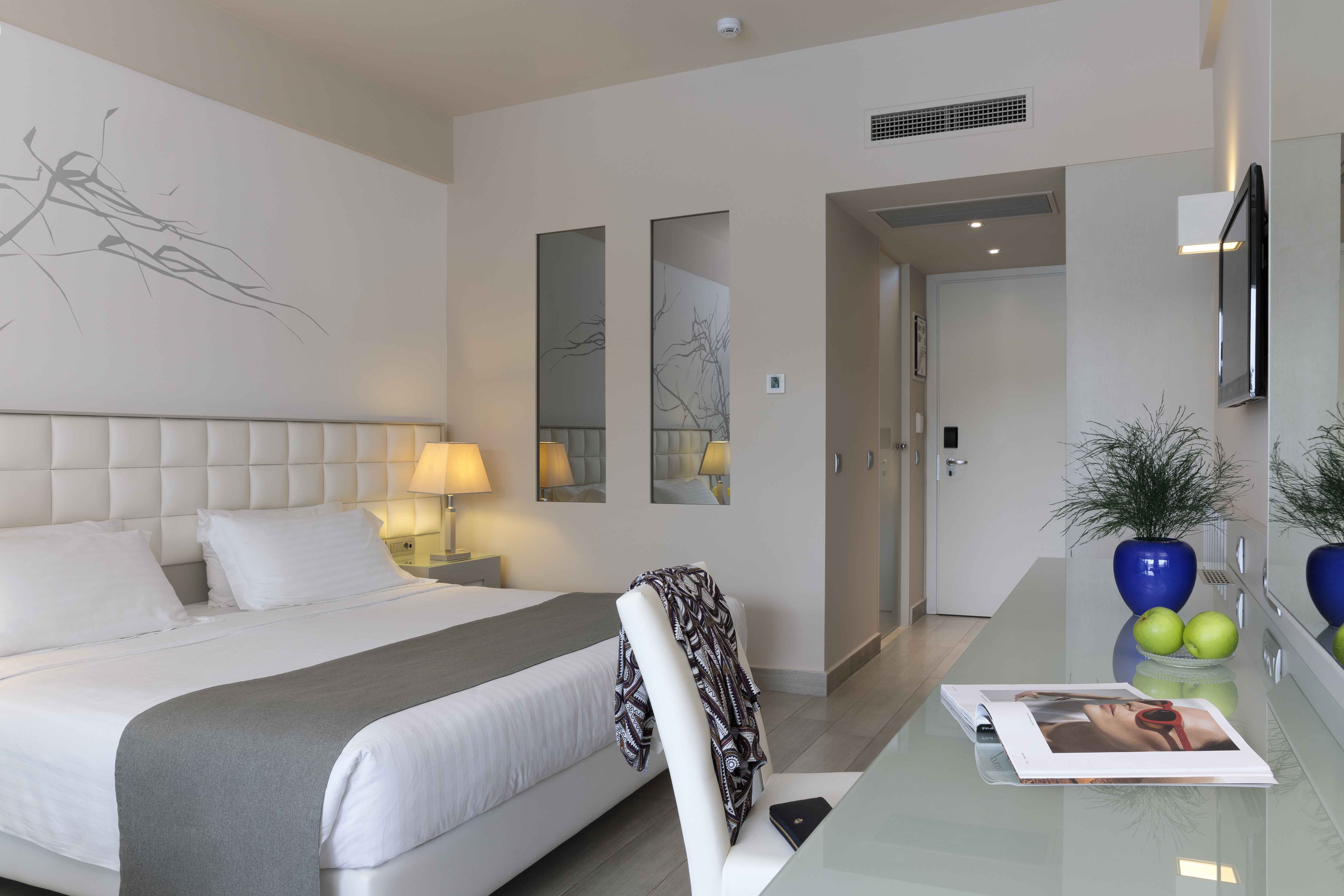 Double or Twin Deluxe Side Sea View