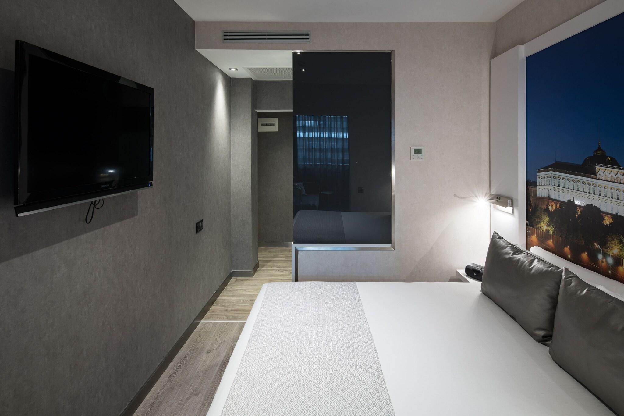 Junior Suite Queen Size Bed