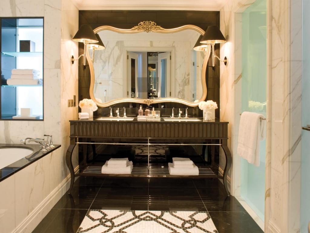 Double Deluxe City View King Bed