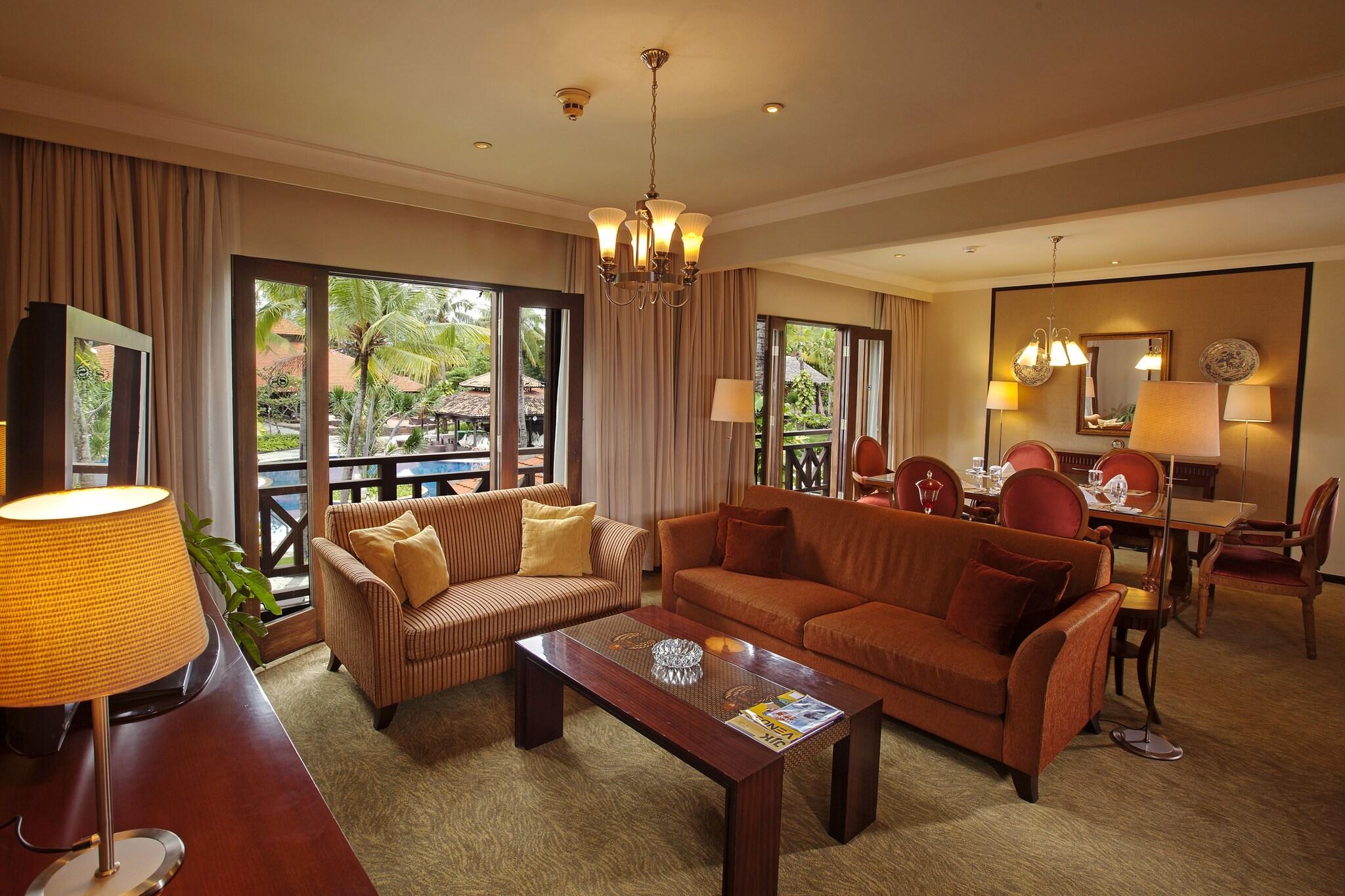 Suite Pool View King Bed