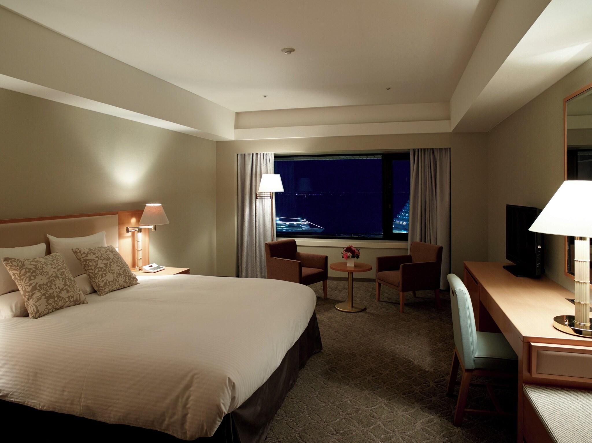 Single Deluxe Queen Bed