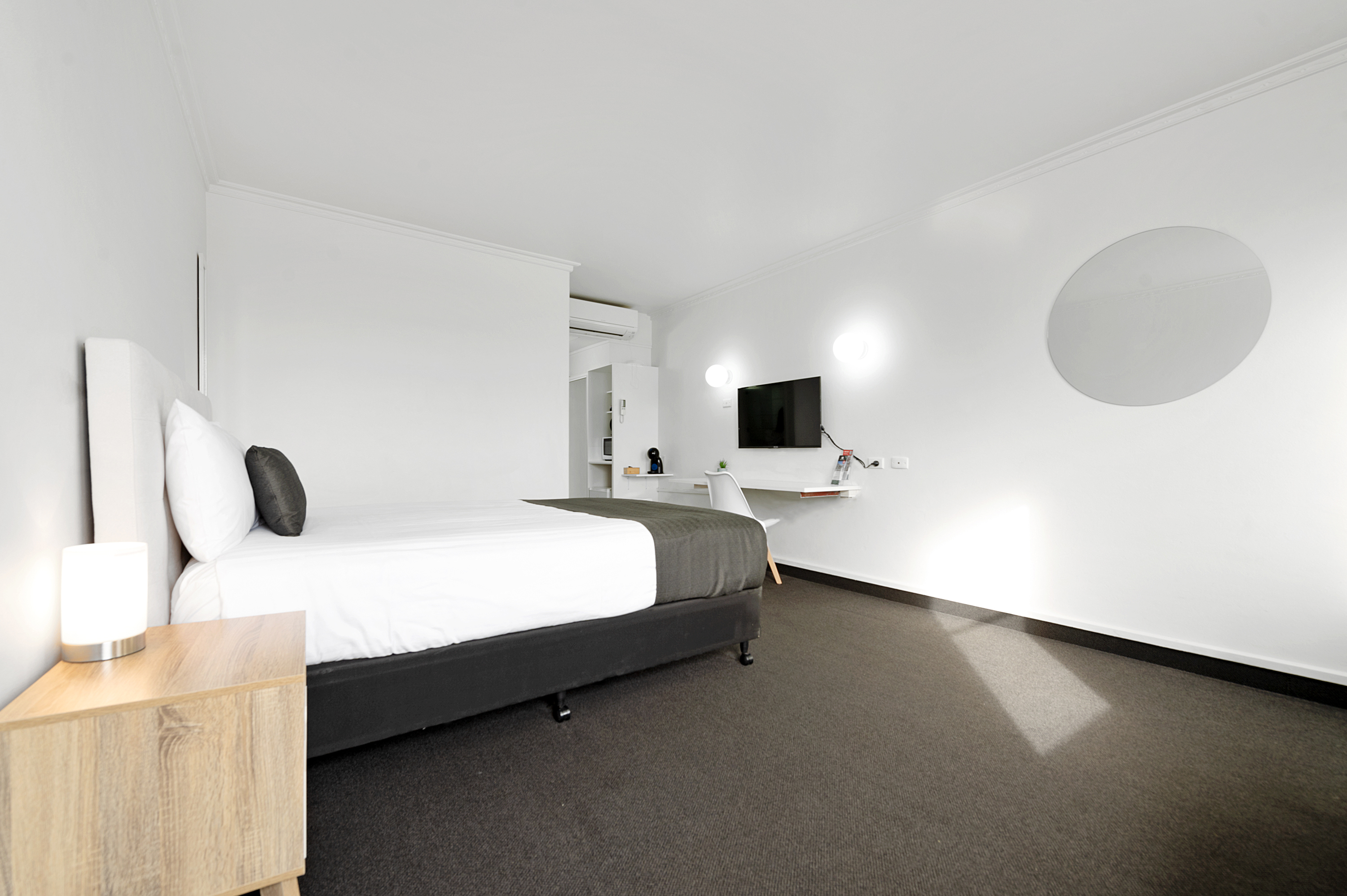 Studio Deluxe Queen Bed