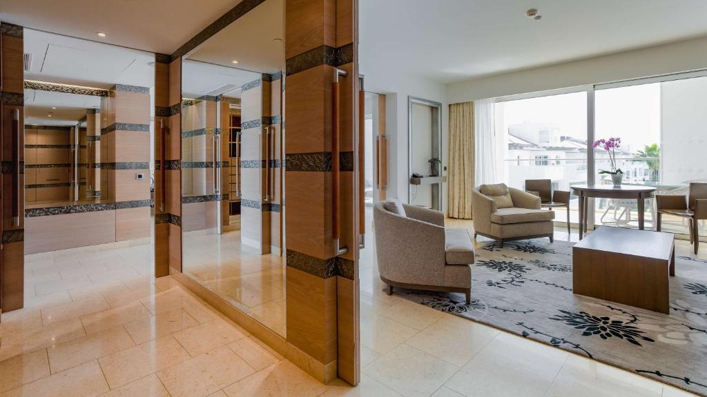 Suite Deluxe King Bed