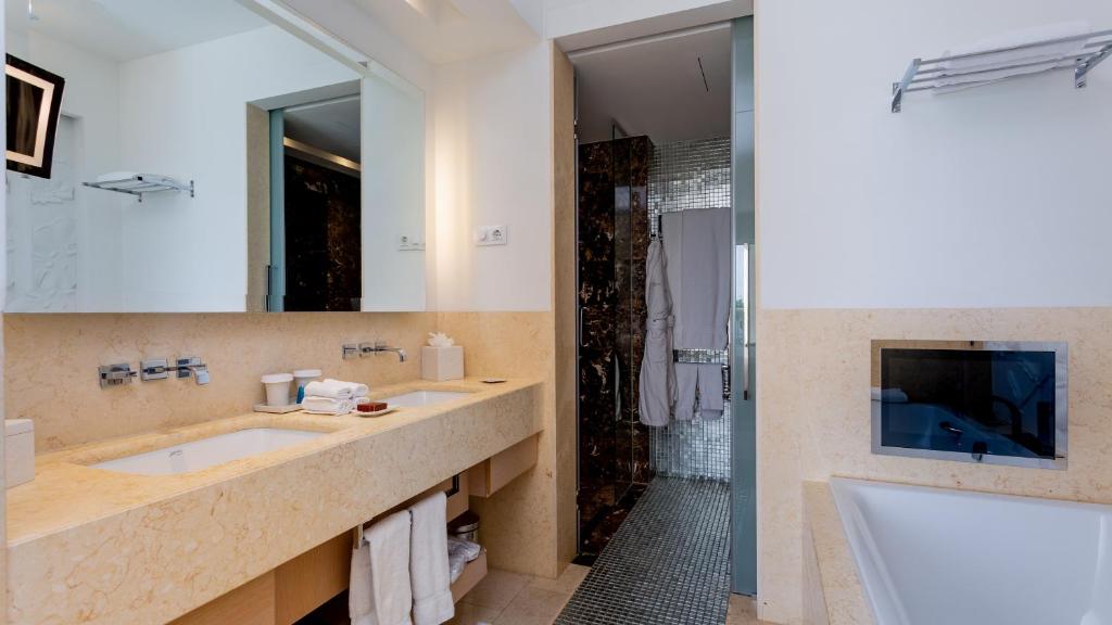 Suite Deluxe King Bed