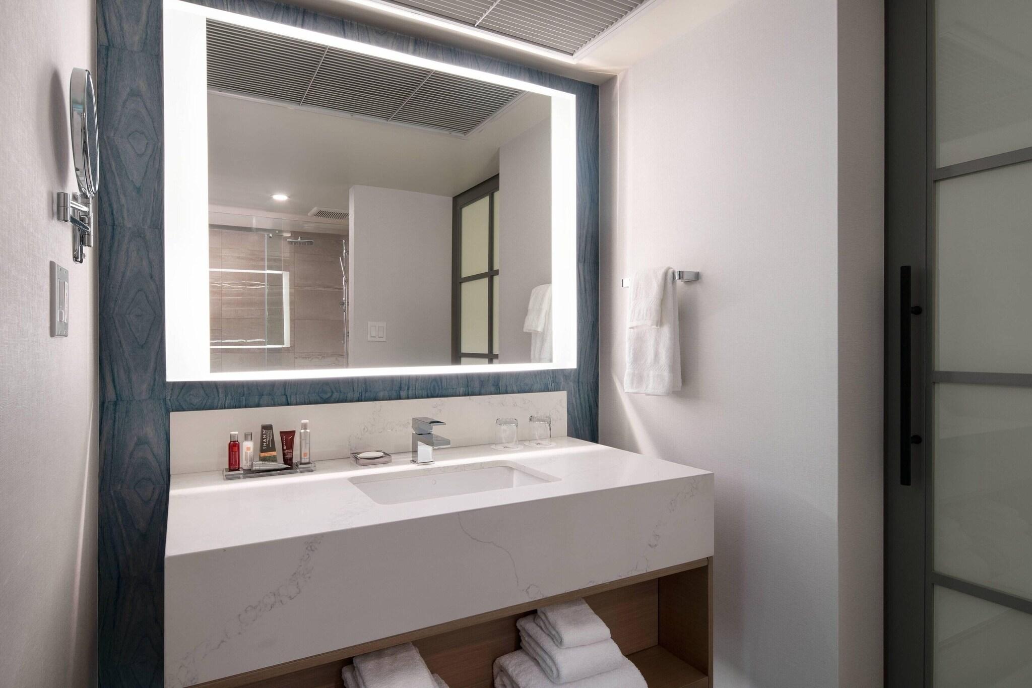 Junior Suite City View King Bed