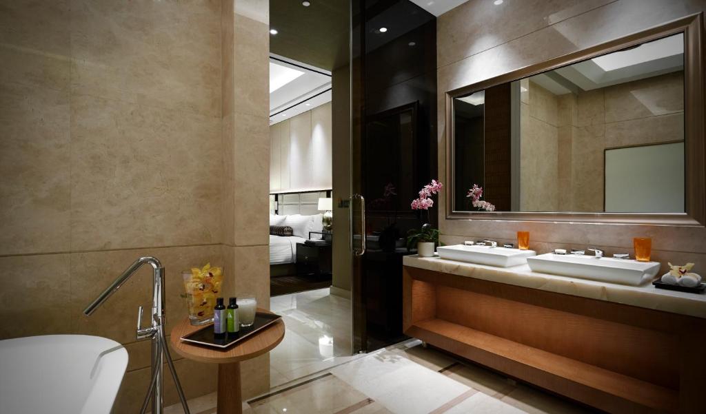 Studio Queen Size Bed