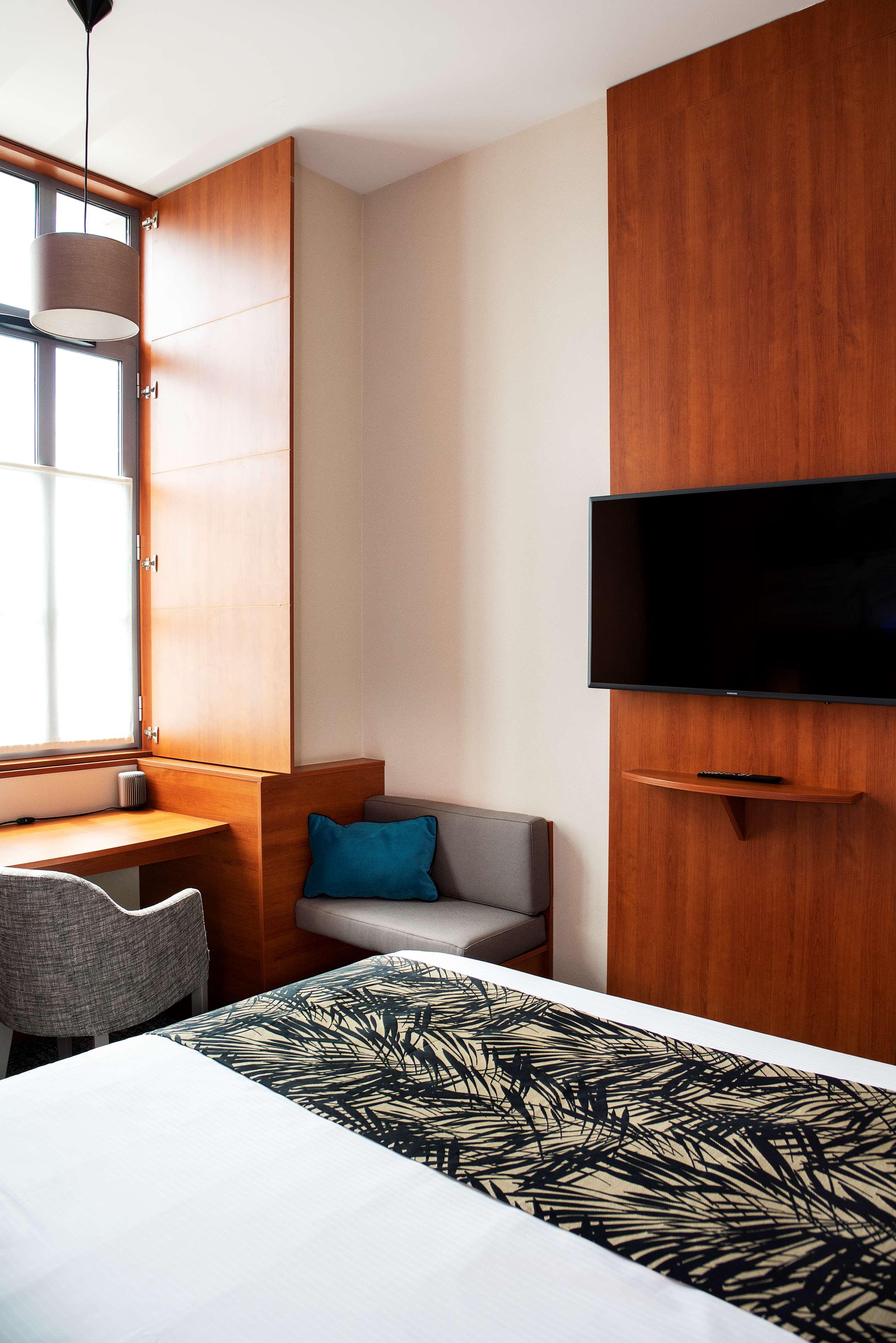 Junior Suite Queen Size Bed