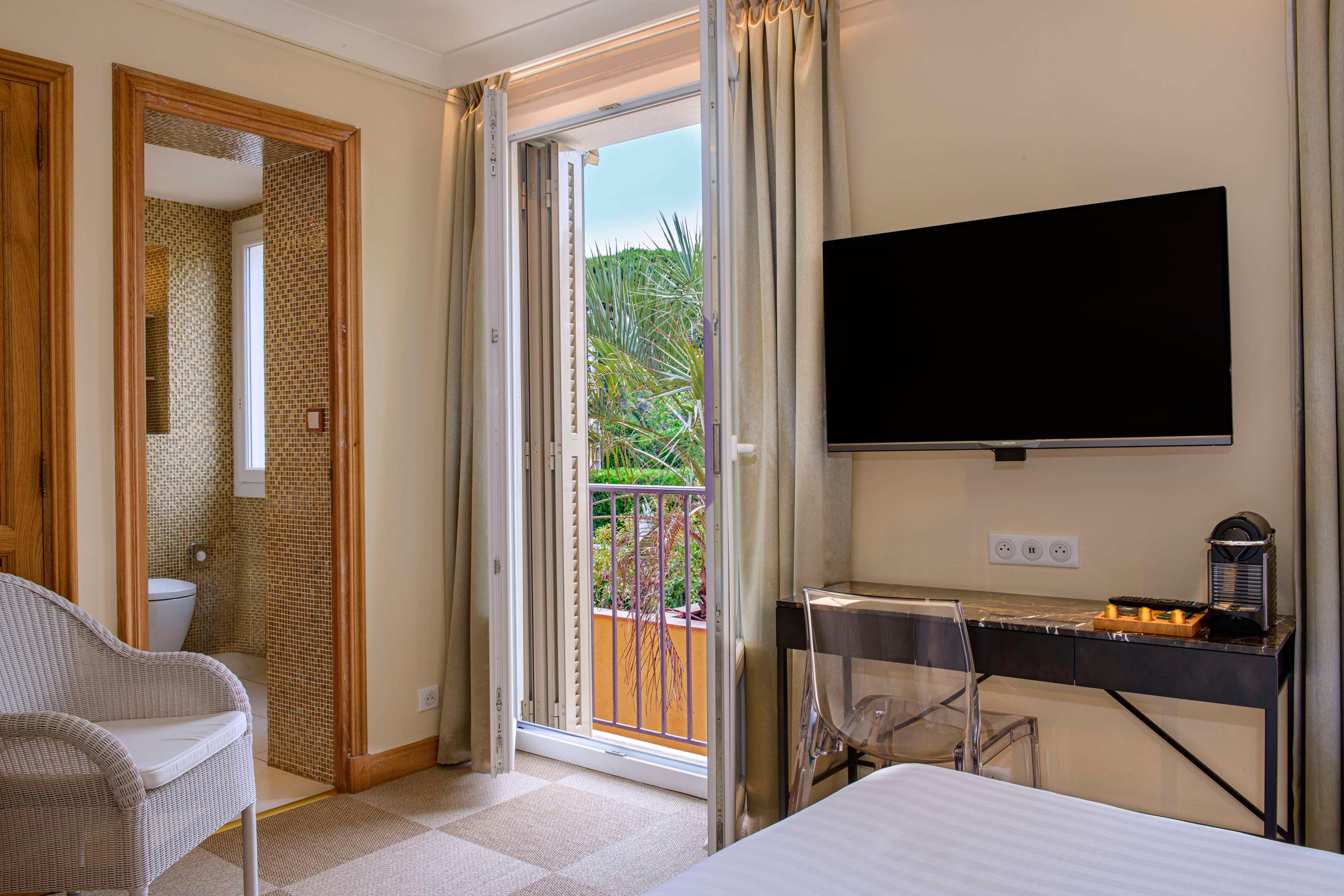 Double Queen Size Bed