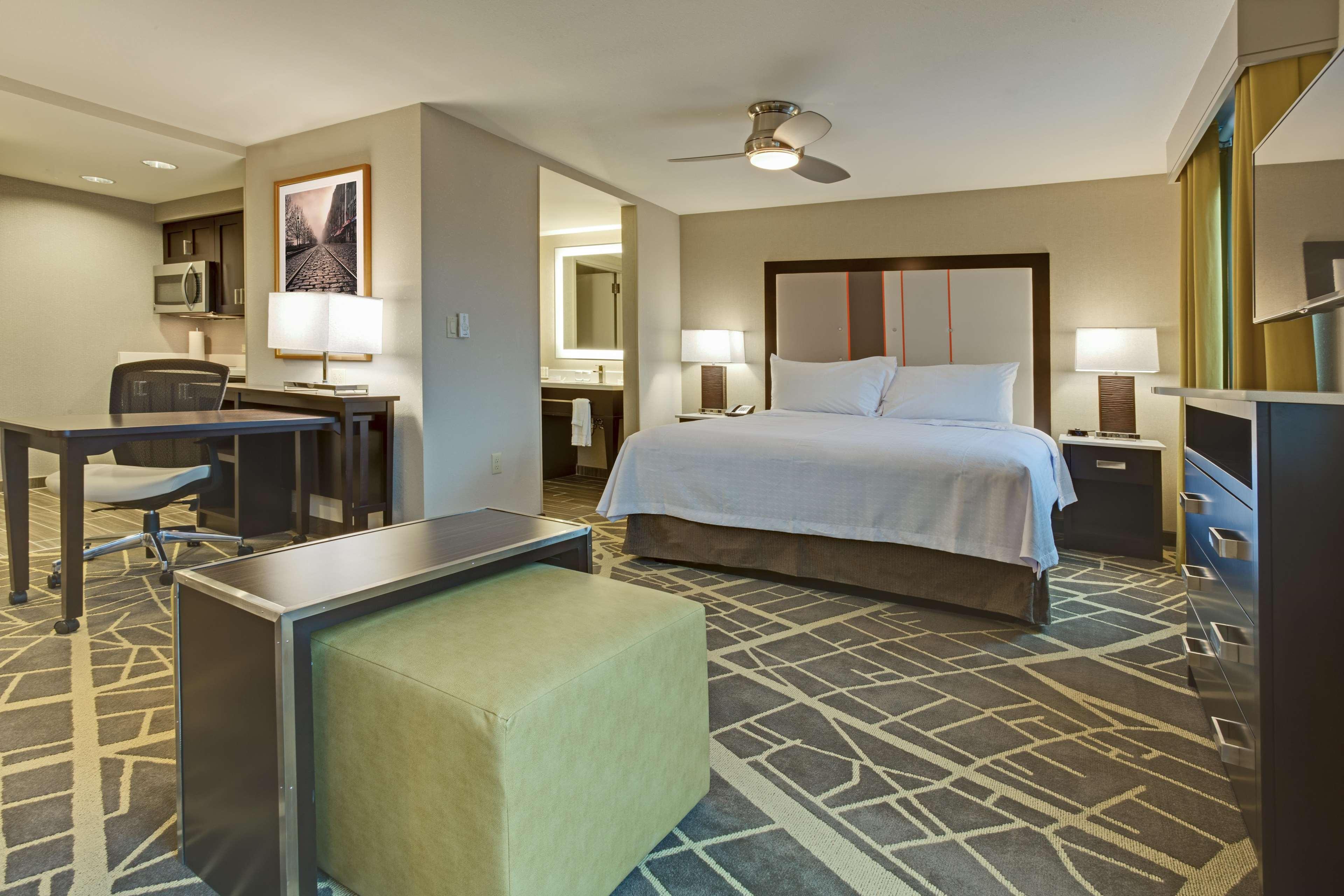 Studio City View Queen Bed