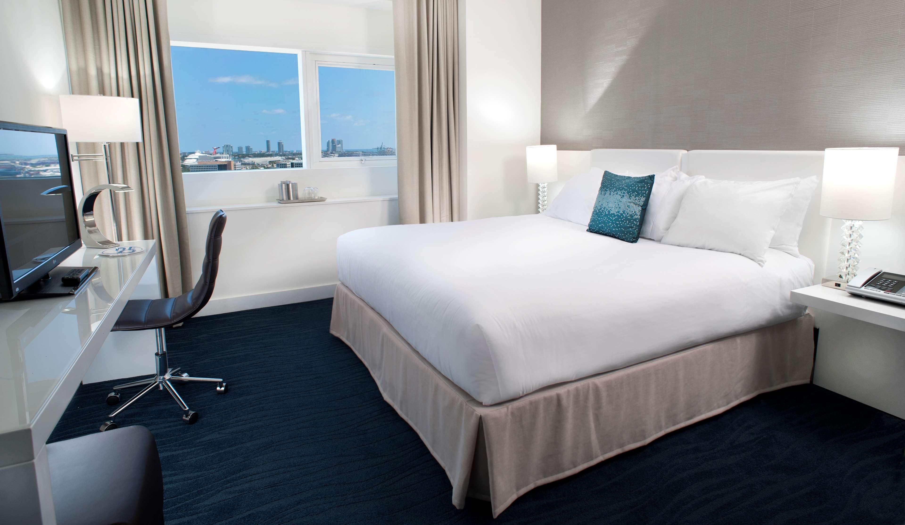 Room King Size Bed