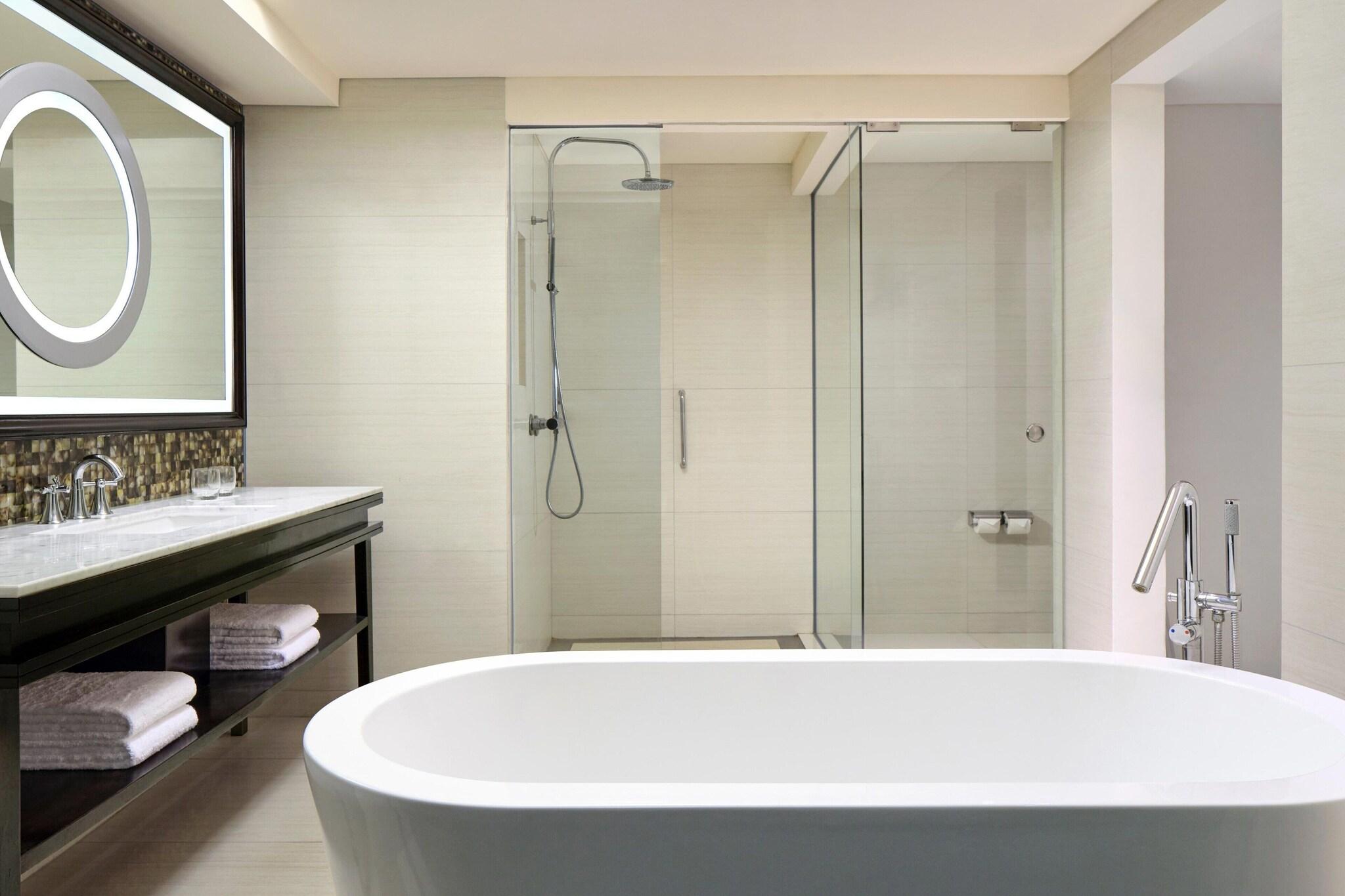 Junior Suite Ocean View King Bed