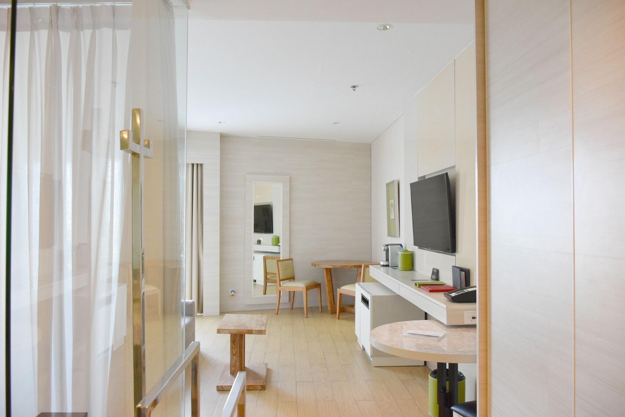 Double Deluxe King Bed