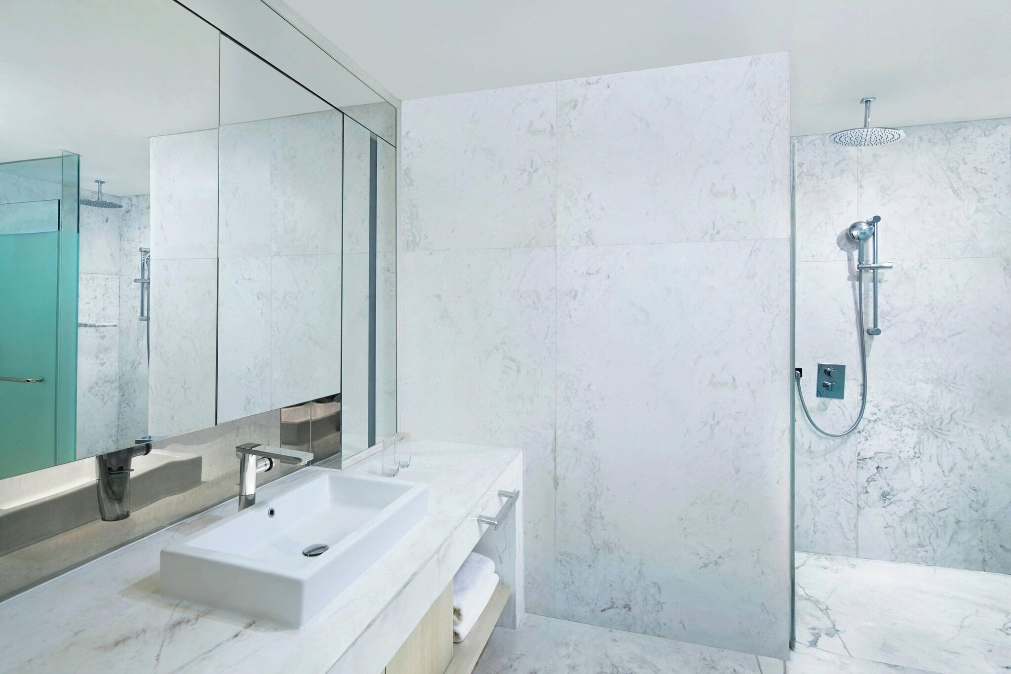 Suite Pool View King Bed