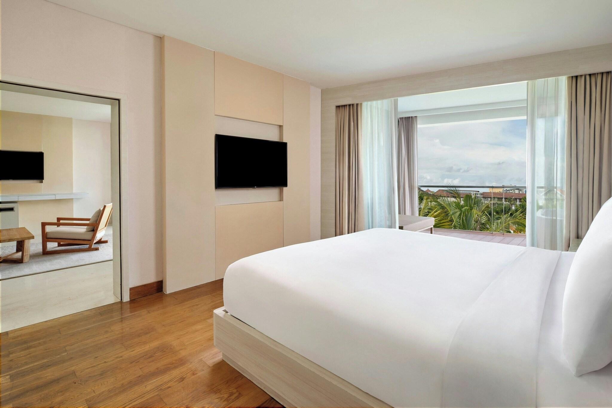 Suite Pool View King Bed