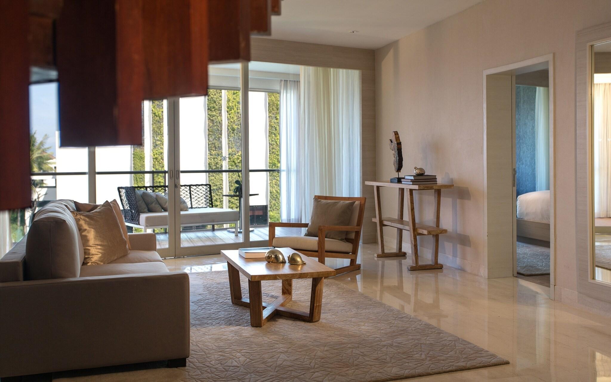 Suite Pool View King Bed