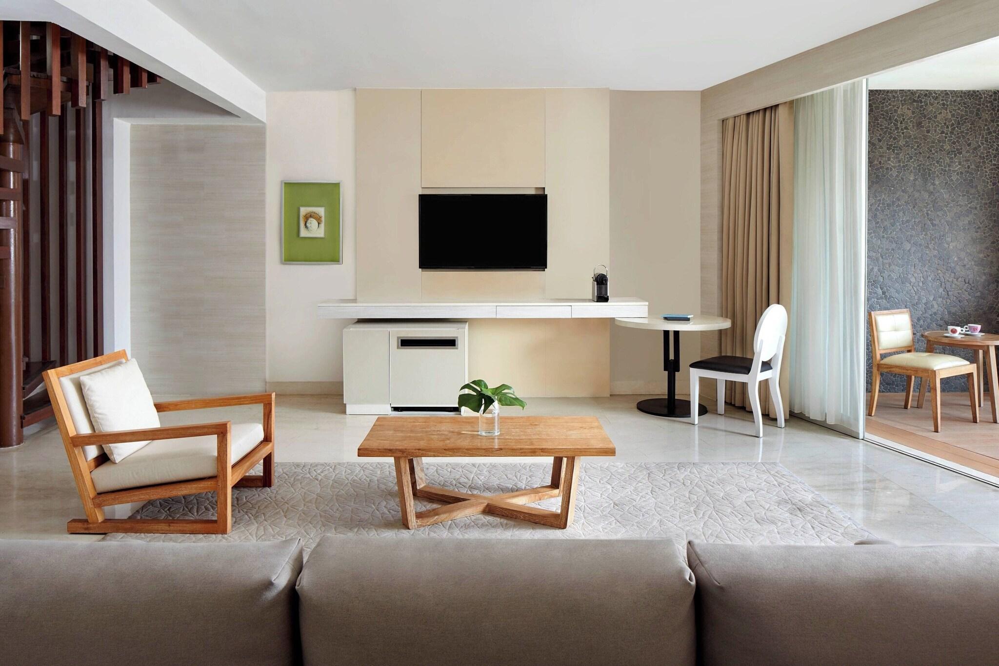 Suite Pool View King Bed