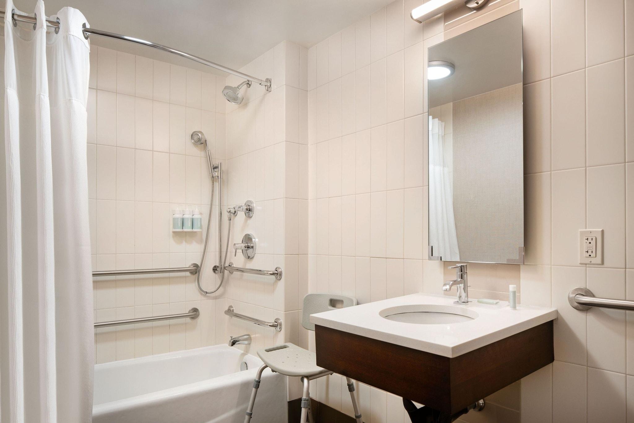 Studio Two Queen Beds Non Smoking