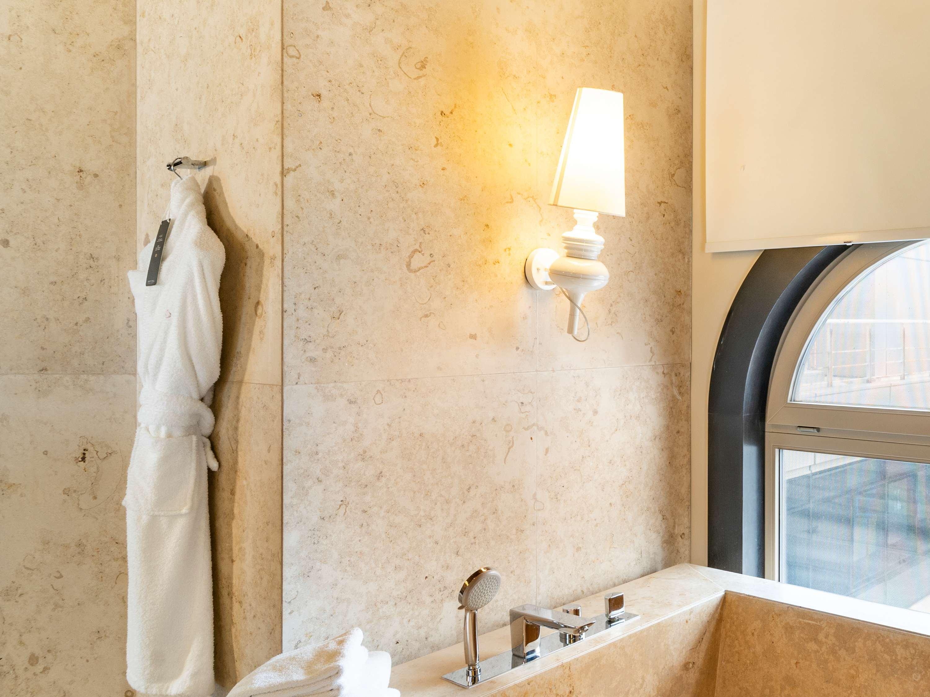 Suite Deluxe King Bed