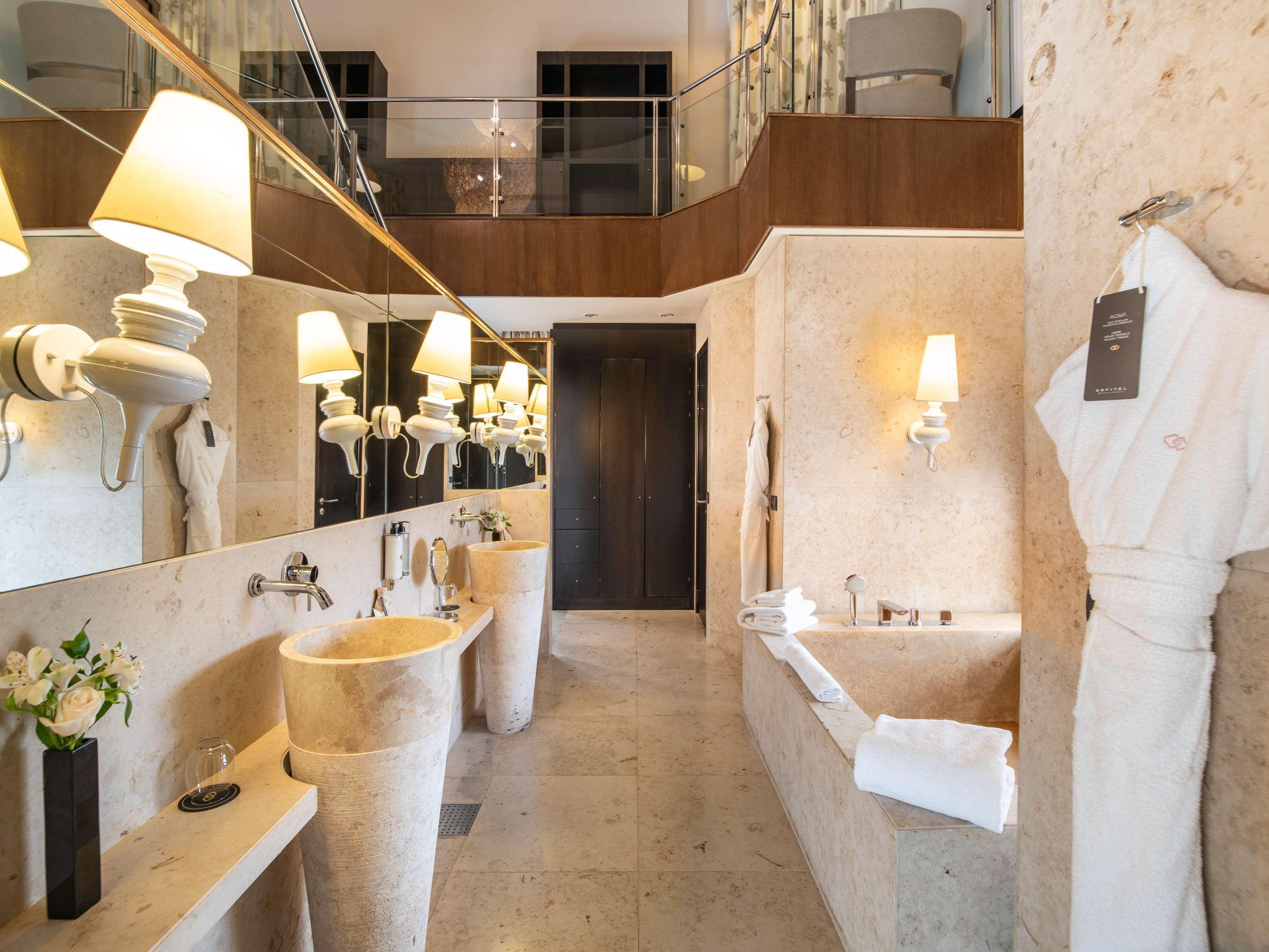 Suite Deluxe King Bed