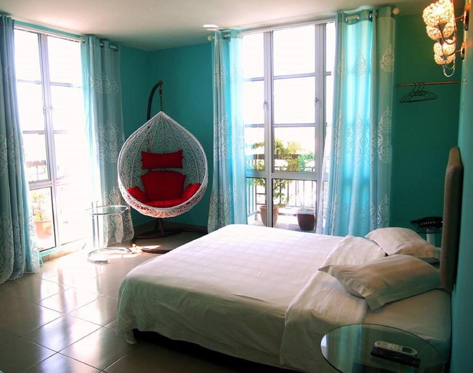 Studio Queen Size Bed