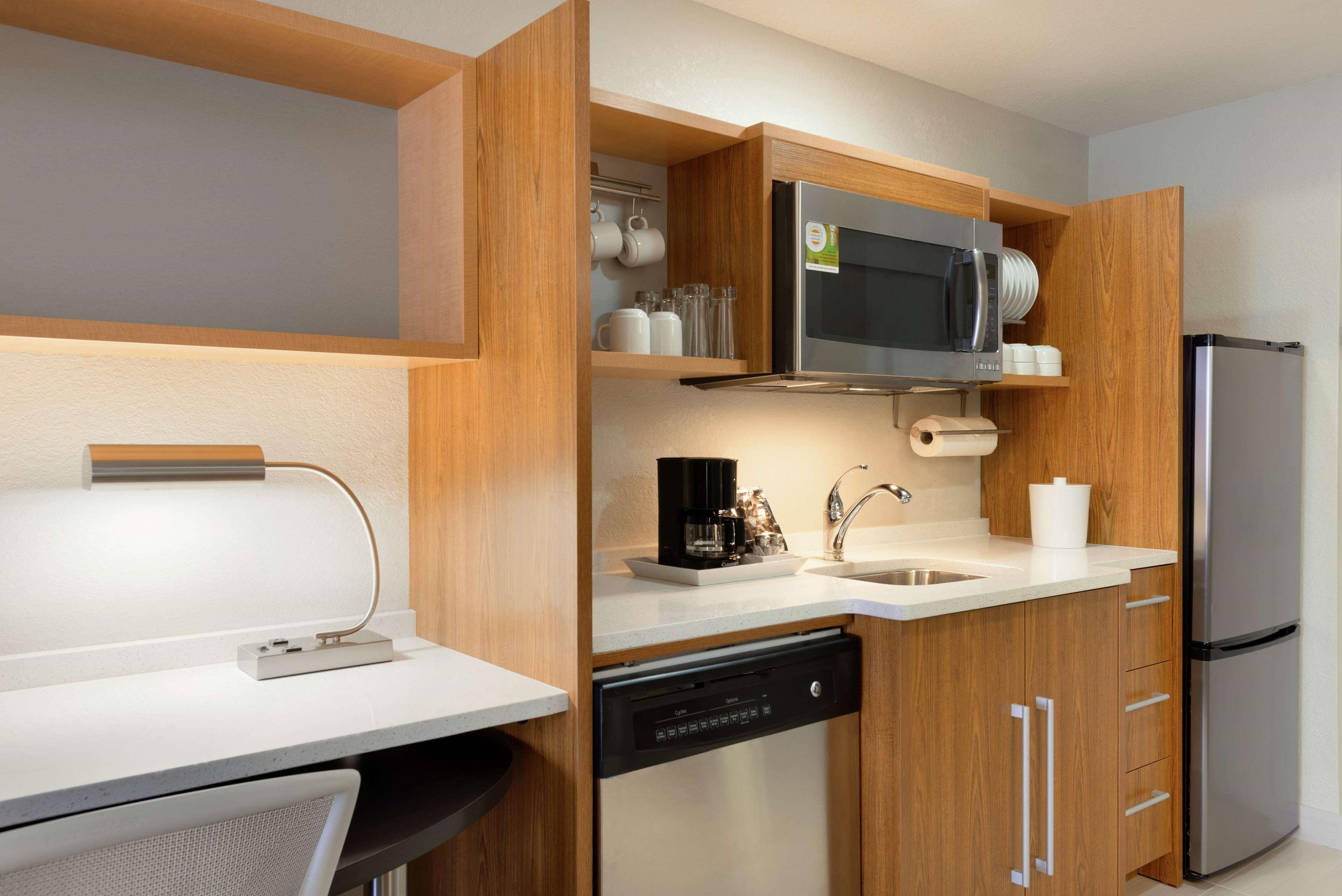 Studio Two Queen Beds Non Smoking