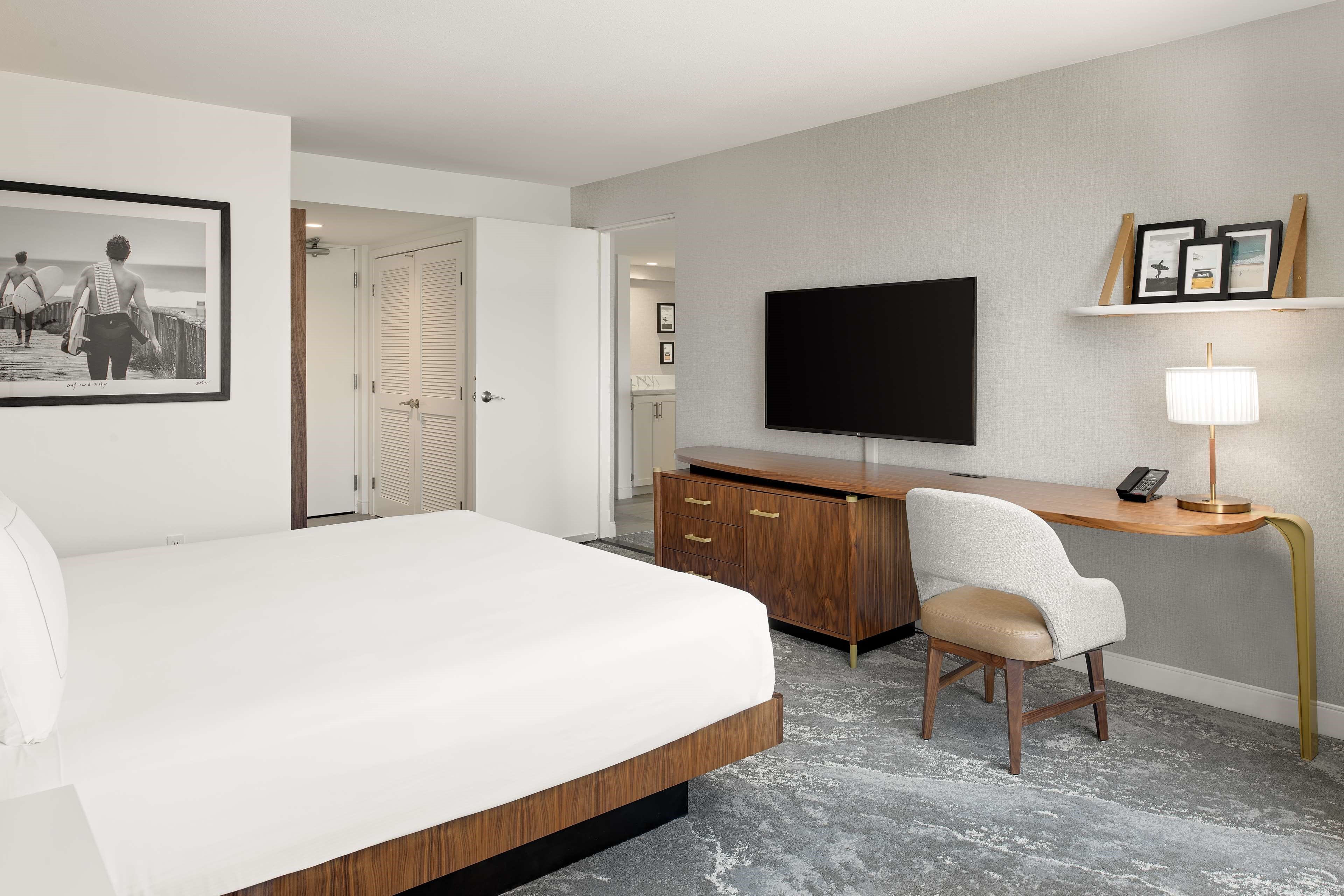 Suite Accessible King Size Bed