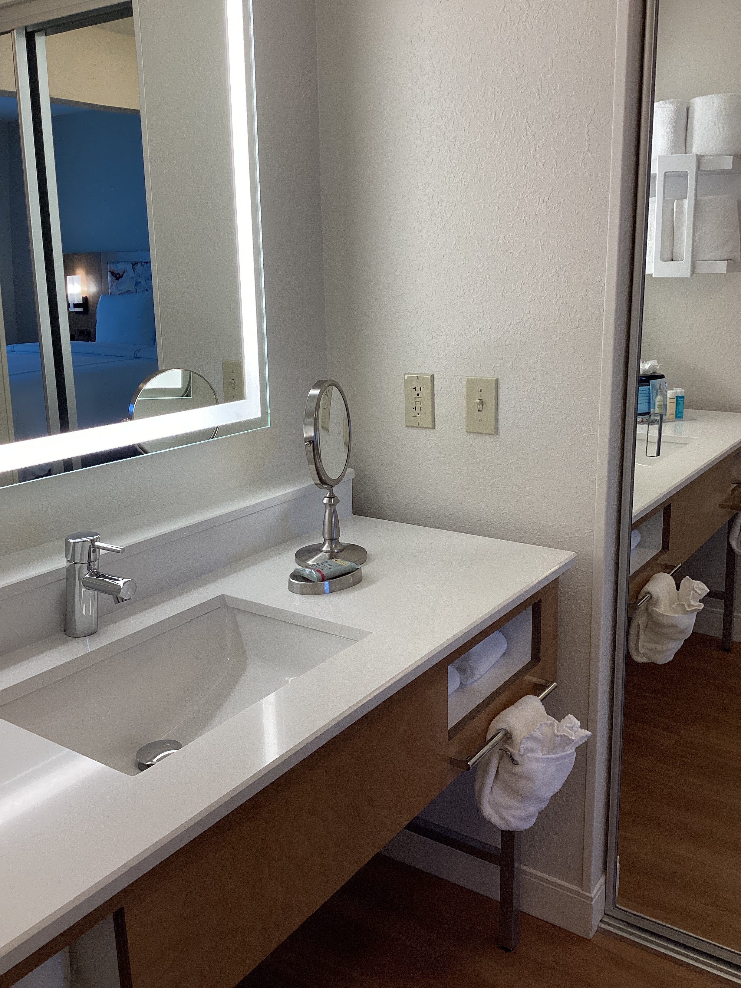 Studio Two Queen Beds Non Smoking