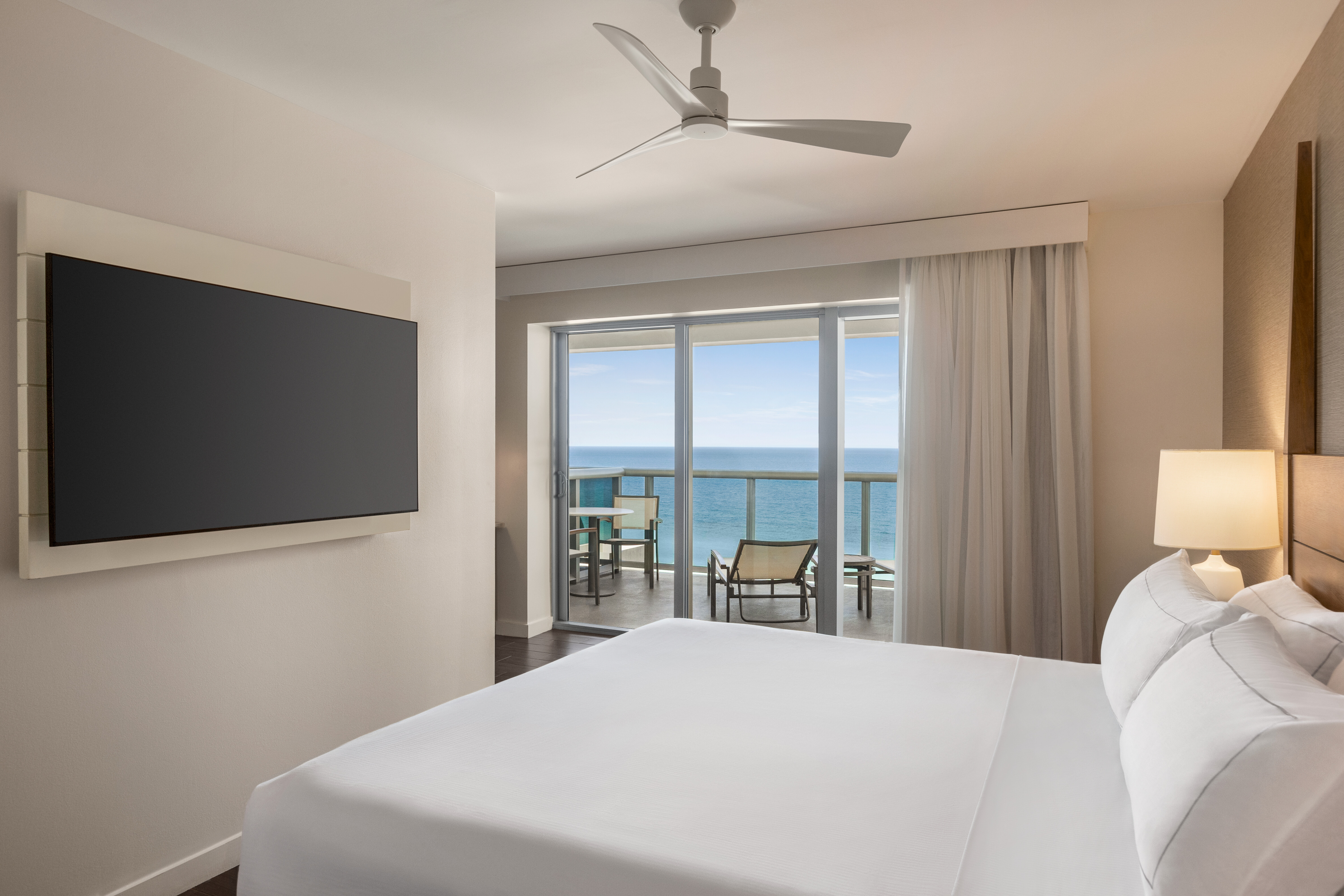 Junior Suite Ocean Front King Bed