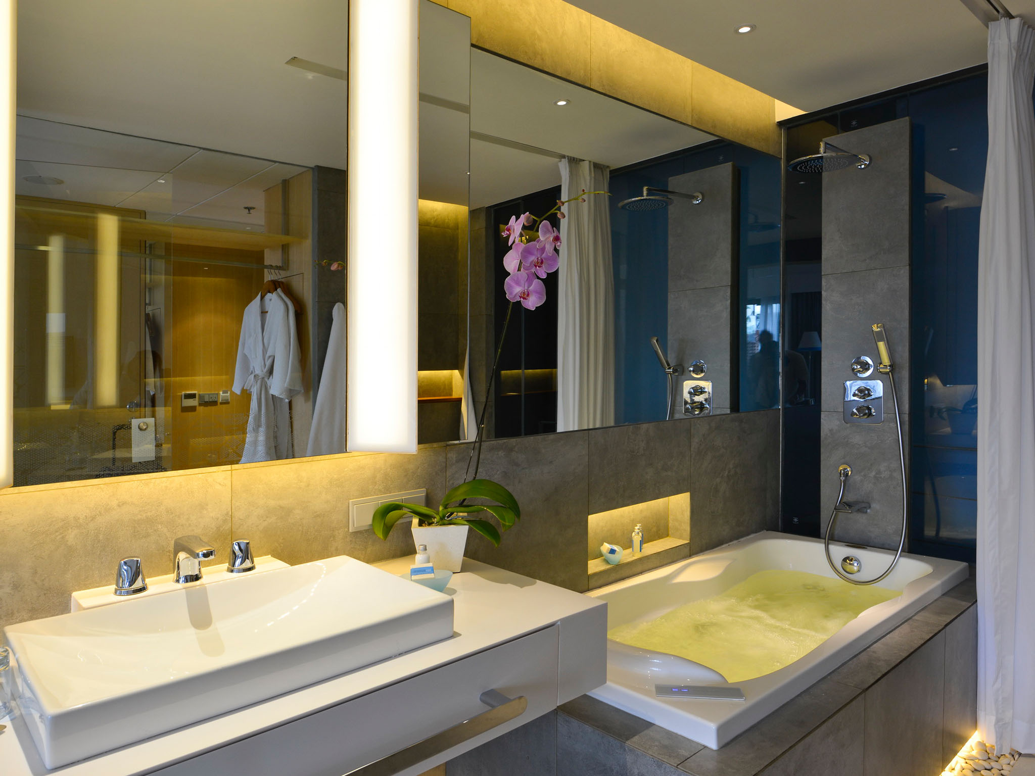 Double or Twin Deluxe with Jacuzzi