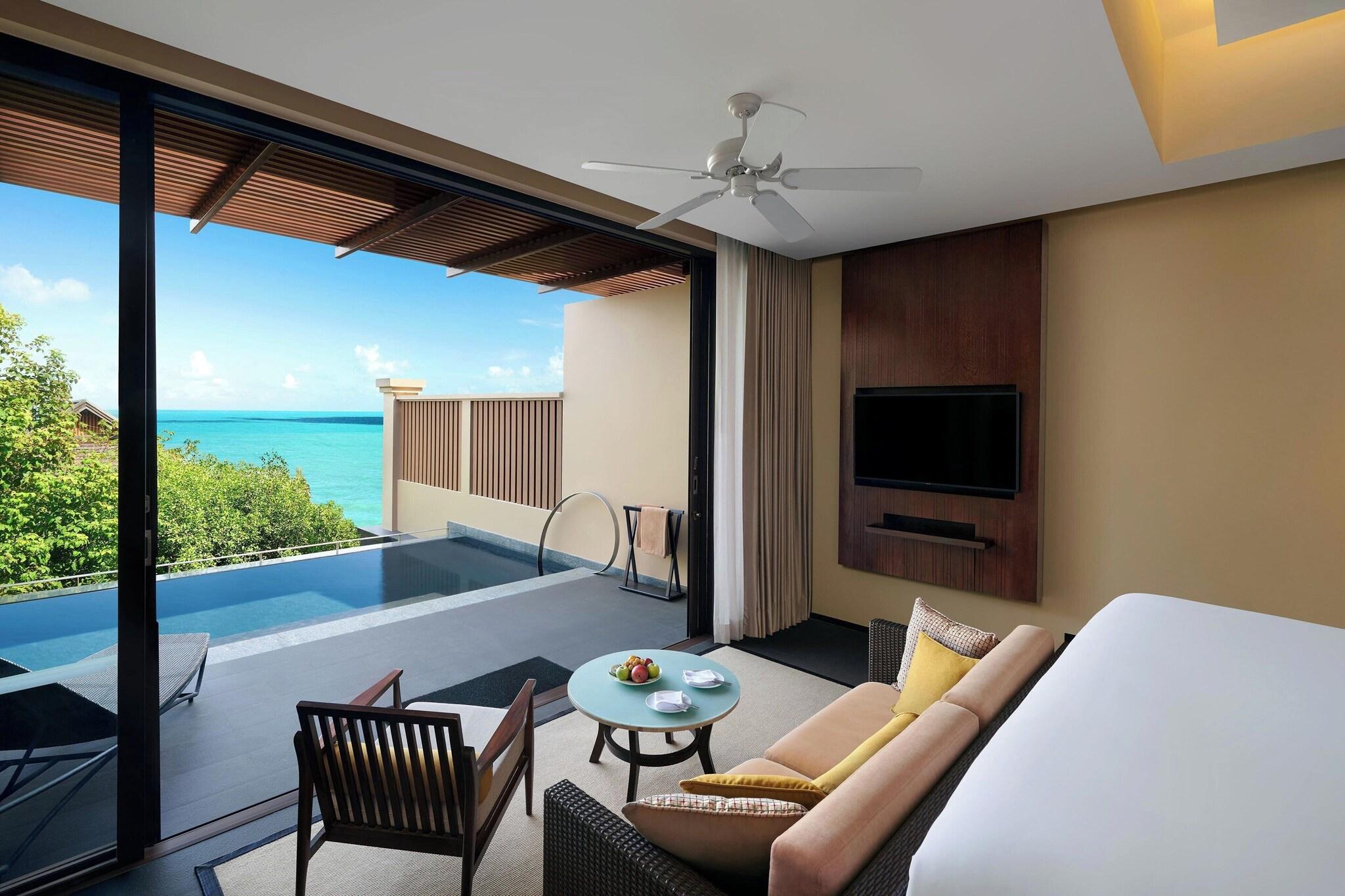 Suite Partial Ocean View King Bed