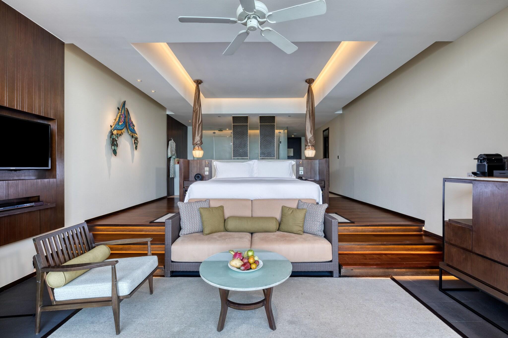 Suite Partial Ocean View King Bed